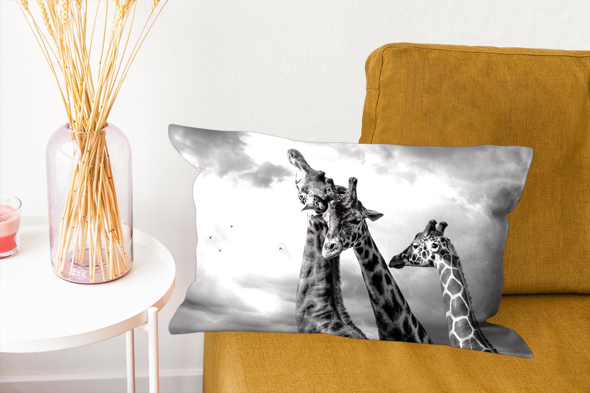 MuchoWow Dekokissen Dekoration, Füllung, Zierkissen, Weiß, - Schlafzimmer mit - Wohzimmer Giraffen Dekokissen Schwarz