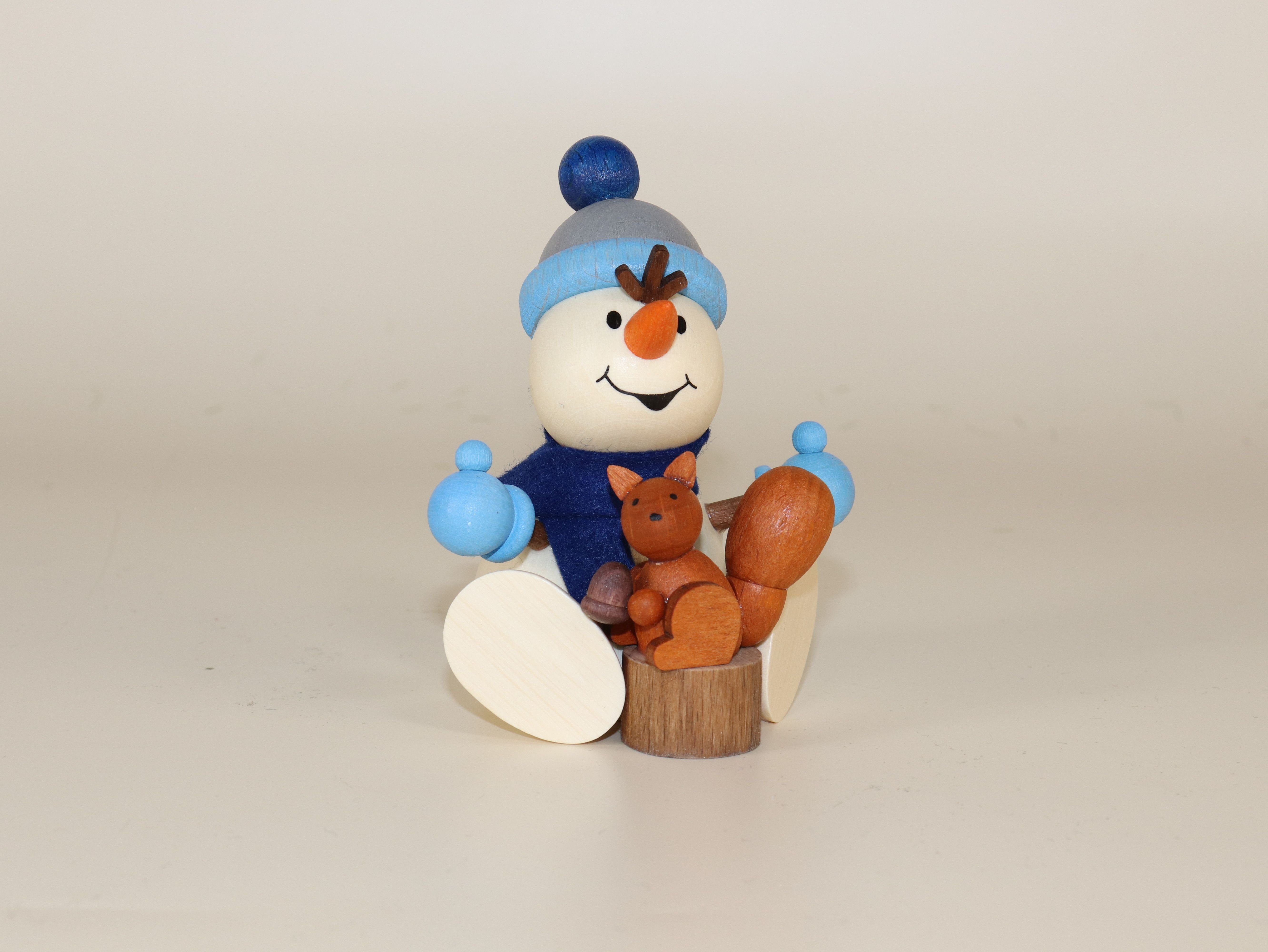 Ullrich Kunsthandwerk Schneemann Miniaturfigur Schneemann mit Eichhörnchen bunt BxH 6,5x8,3cm NEU