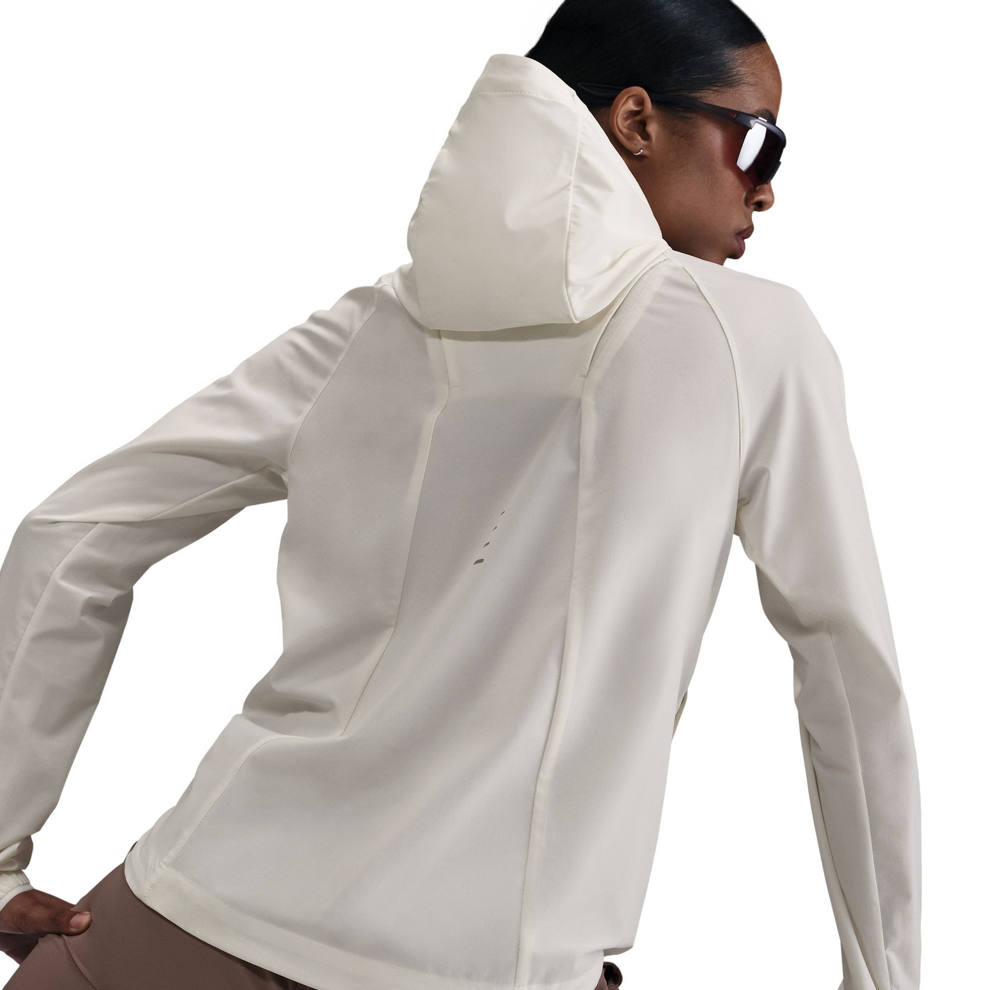 Nike Laufjacke W NK SWIFT RPL PKBL JKT mit Kapuze und Kordelzug, atmungsaktiv, wasserabweisend, windabweisend