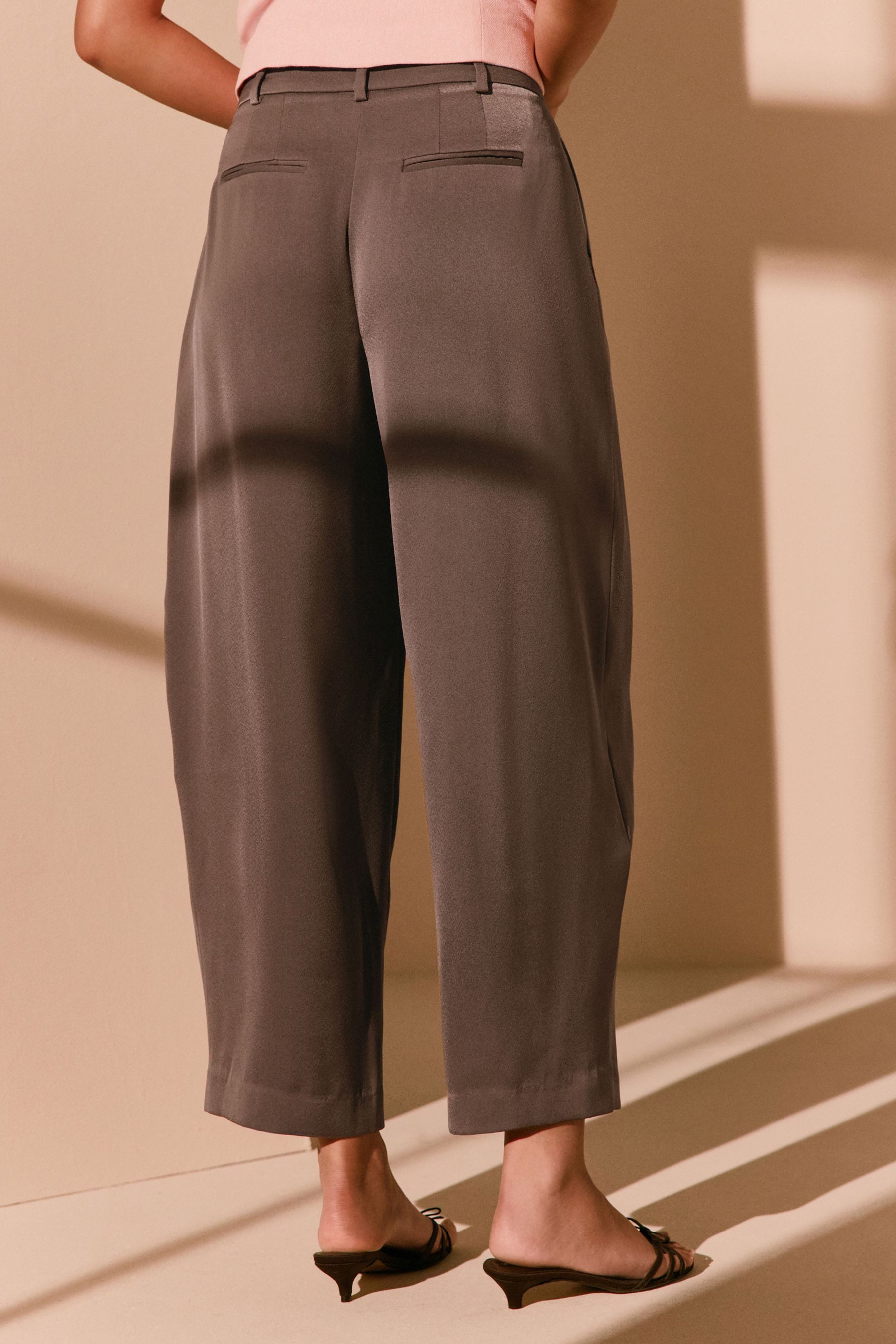 Next Stoffhose Figurbetonte Satinhosen im Barrel Fit (1-tlg)