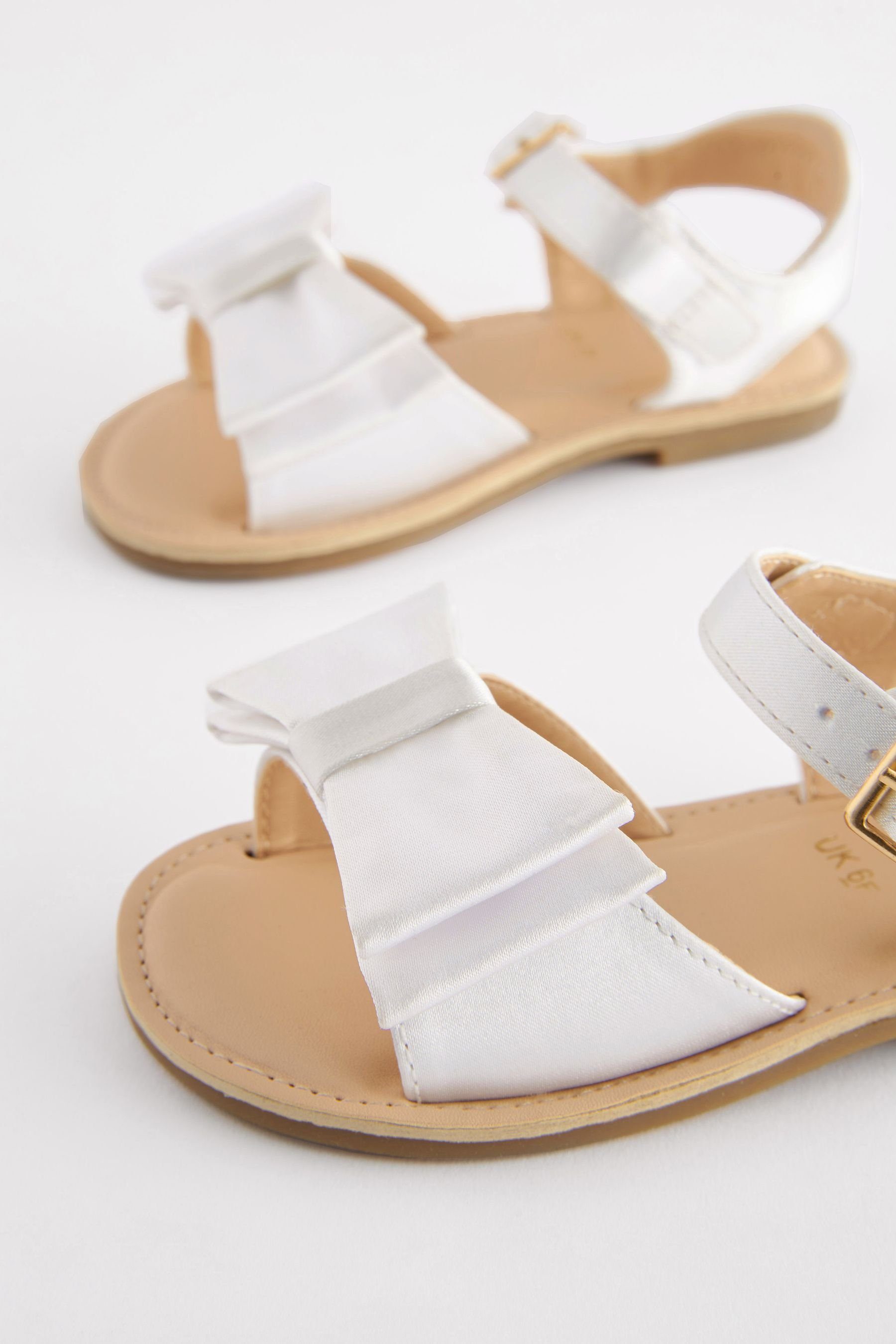Next Brautjungfernsandalen Satin mit Schleife - Weit Sandale (1-tlg)
