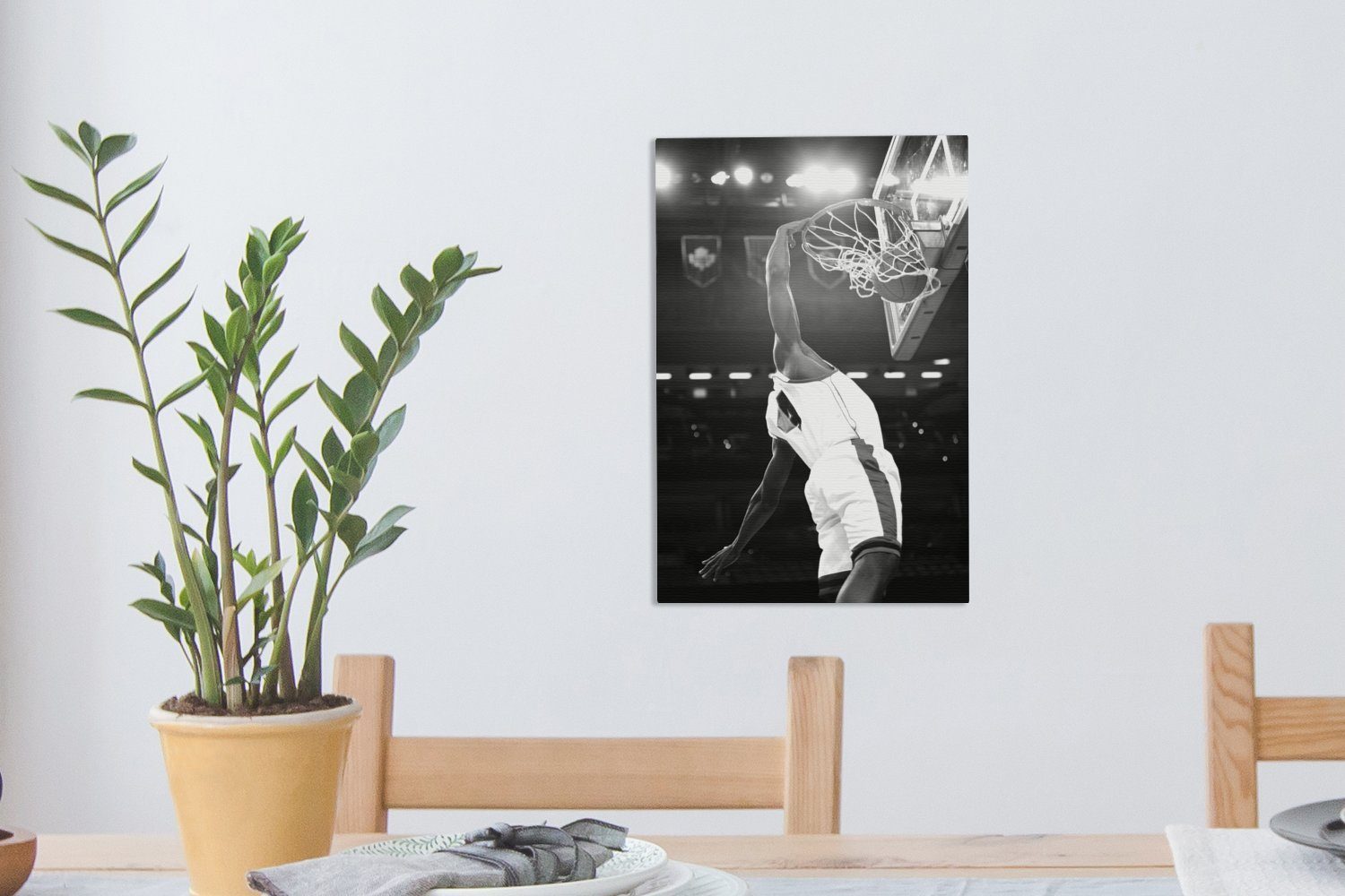 St), schwarz Ein Zackenaufhänger, den bespannt Leinwandbild 20x30 fertig OneMillionCanvasses® Basketballspieler Gemälde, Ball weiß, Korb wirft inkl. (1 Leinwandbild und cm - den in
