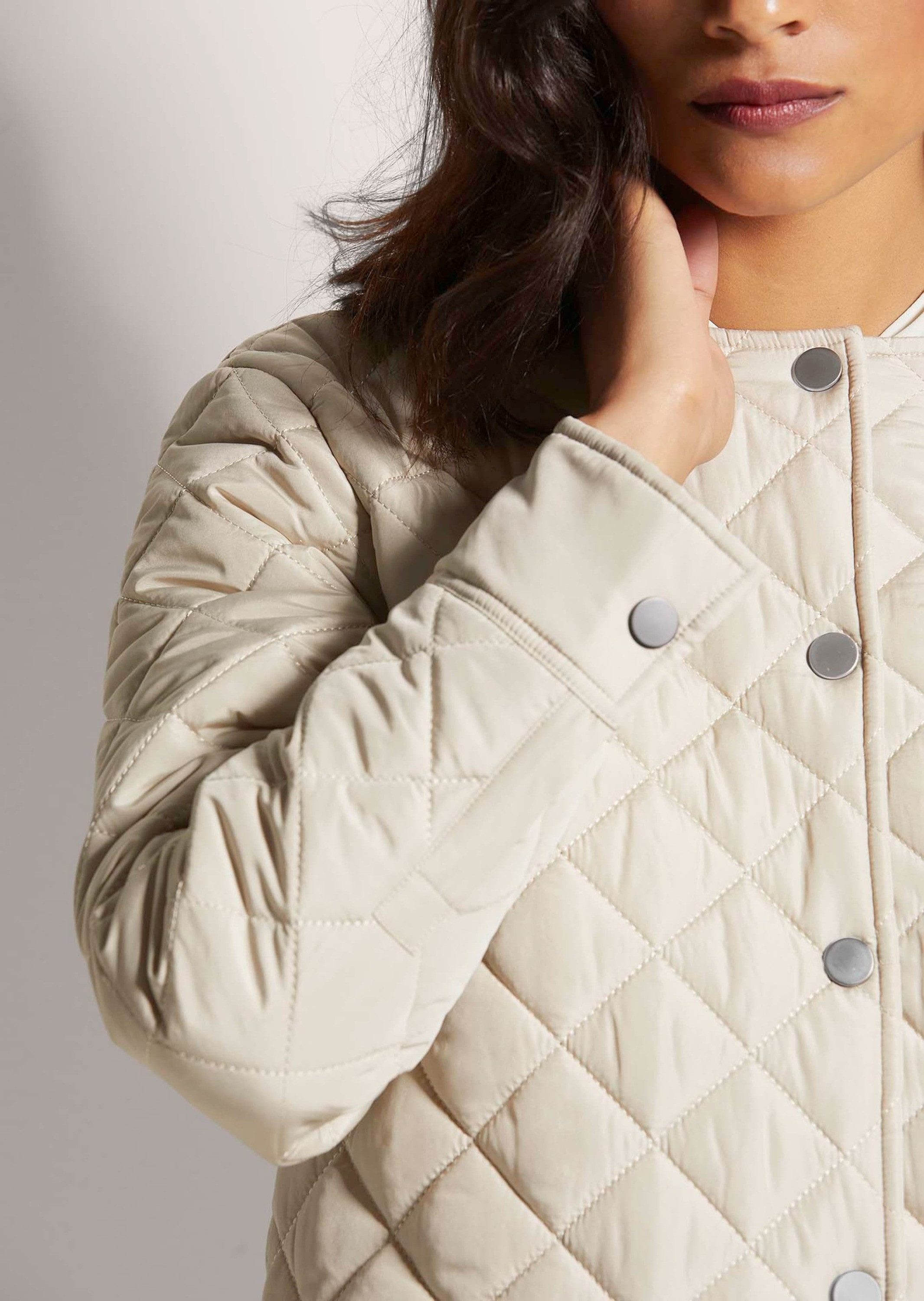 MADELEINE Outdoorjacke Sportive Steppjacke, leicht gefüttert Unifarbenes Design mit rundem Ausschnitt und Druckknöpfen – Bild 4 von 5