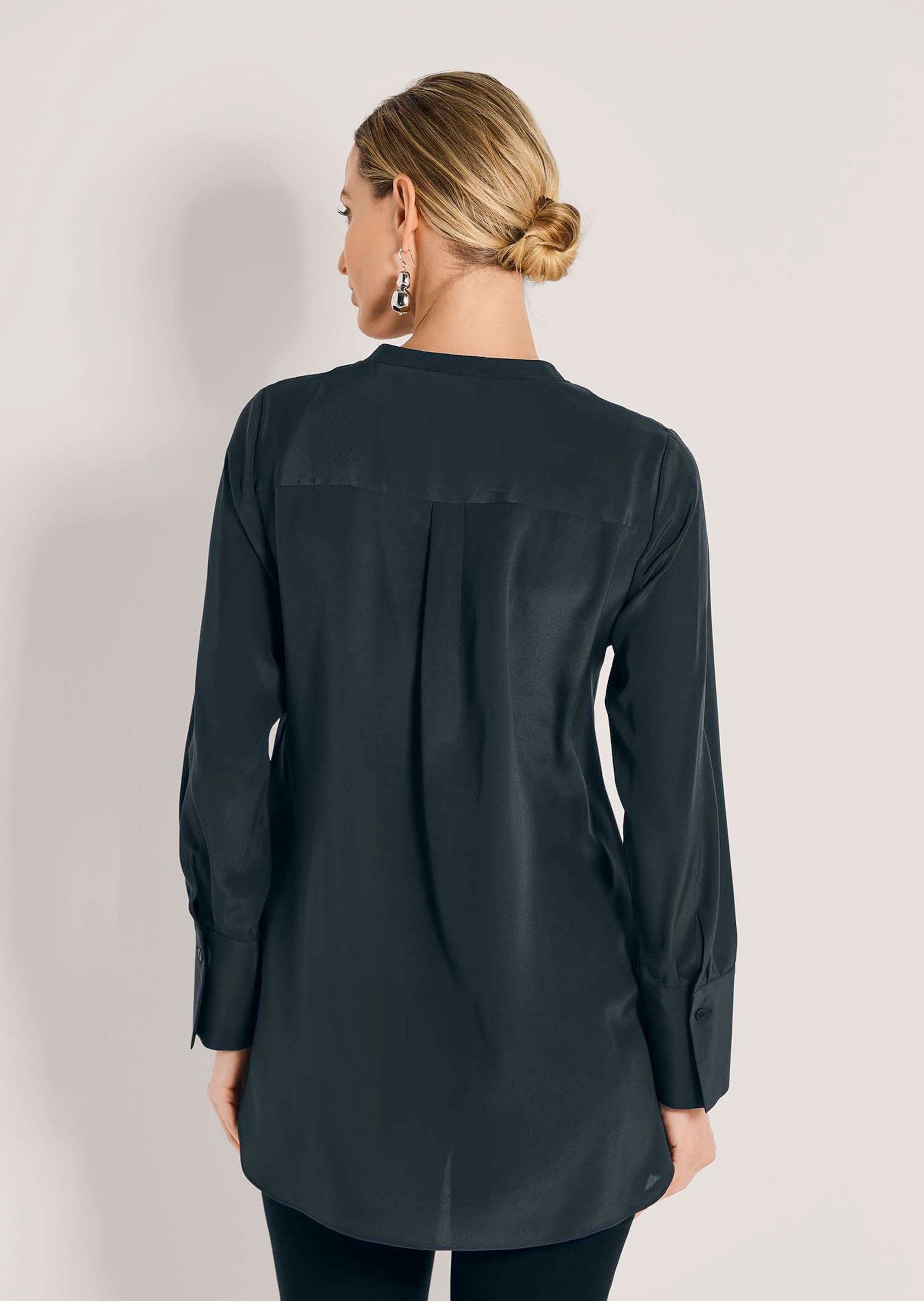 MADELEINE Hemdbluse Luxuriöse Bluse mit kragenlosem Design Hemdbluse mit verdeckter Knopfleiste und langen Ärmeln