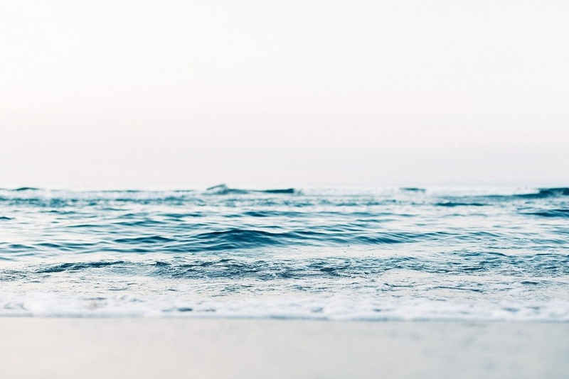 meberg Fototapete, Wasser, Strand, Fototapete Alleine am Strand Wandbild Vliestapete Motiv 200x300 cm Wasser Meer Wellen