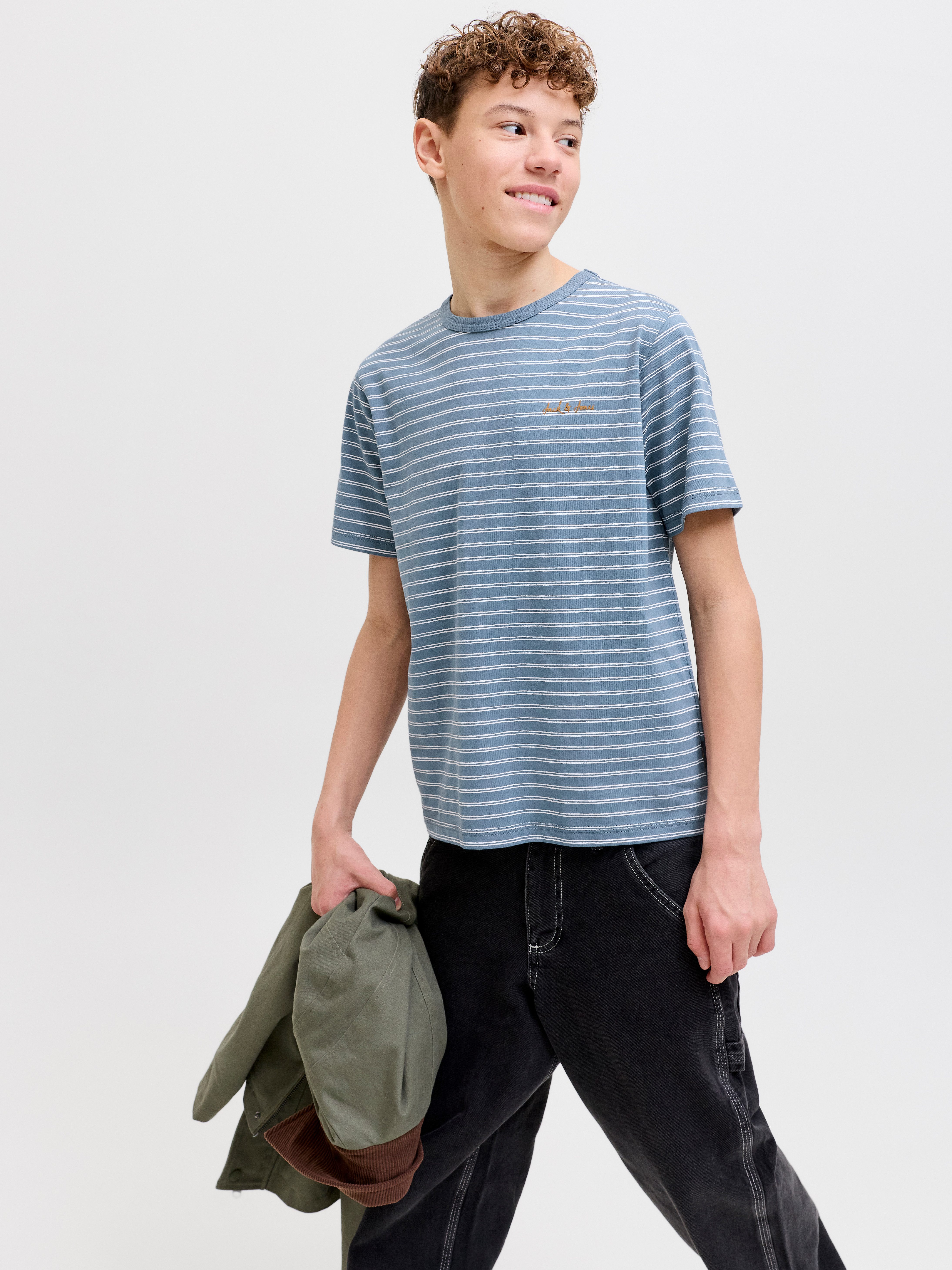 Jack & Jones Junior T-Shirt JJDEVIN DAYTONA STRIPED TEE SS CN JNR mit dezenter Logostickerei – Bild 2 von 5