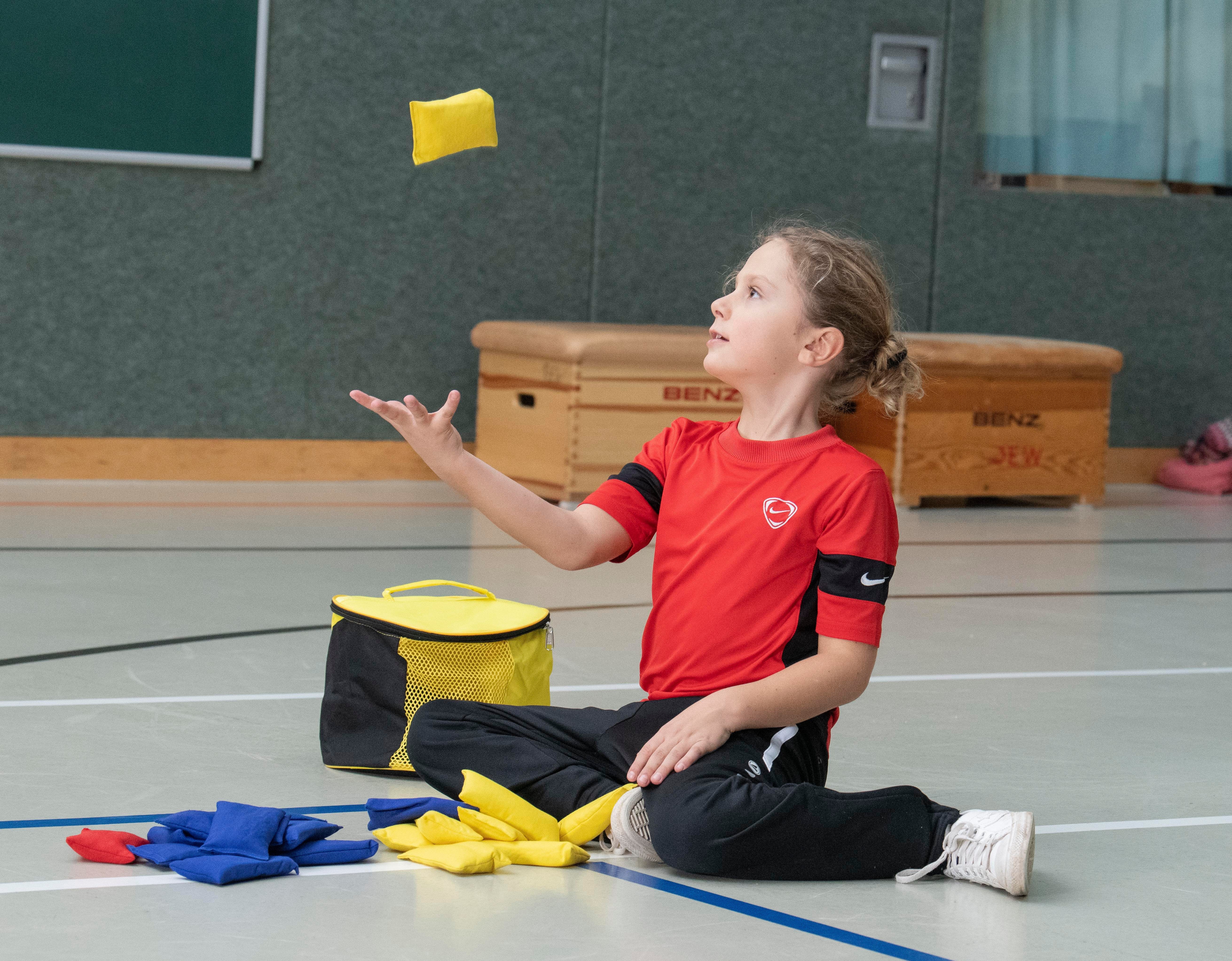 Betzold Outdoor-Spielzeug Tasche gefüllt mit 30 Bohnensäckchen –Spielzeug für Motorik, Textil