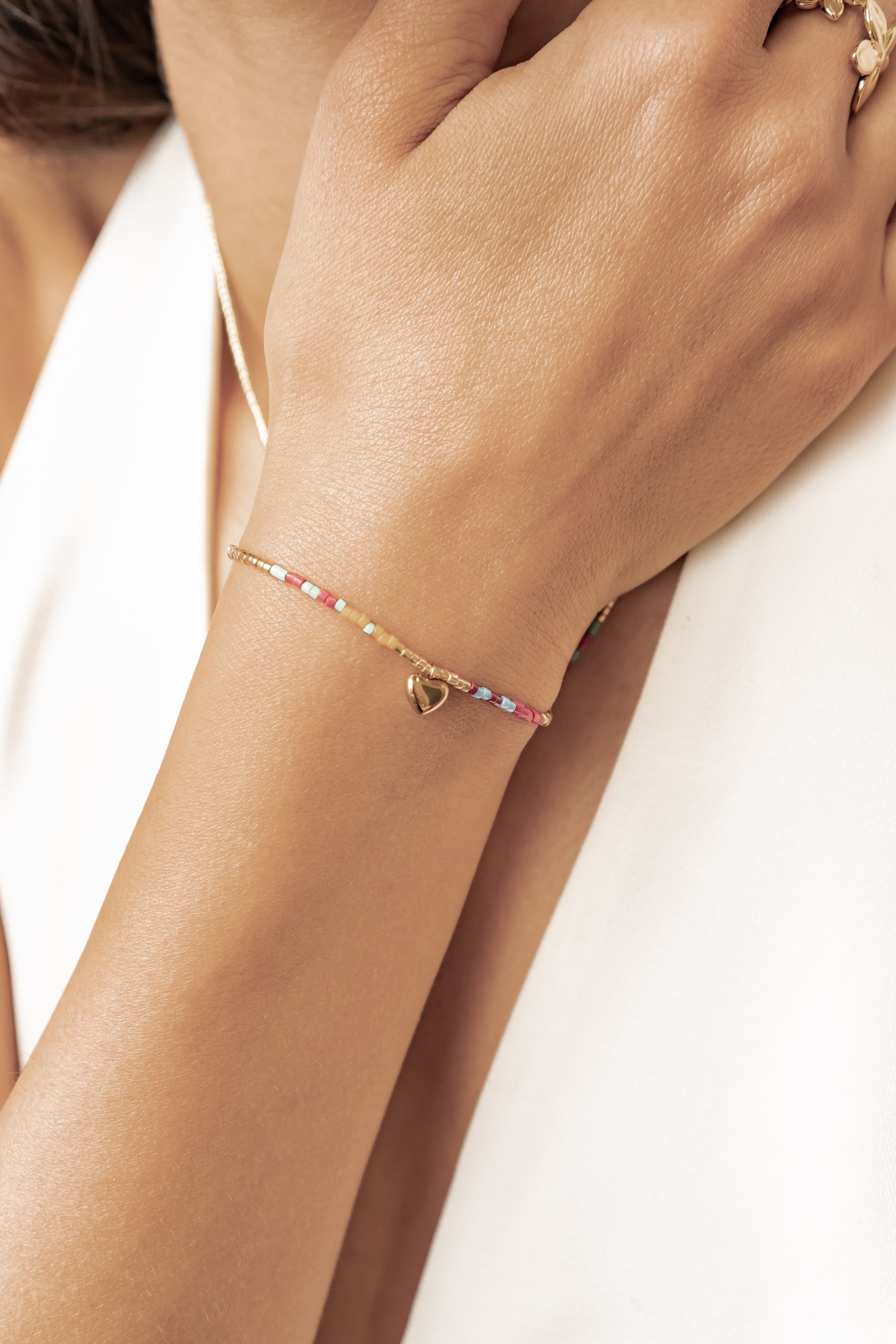 Hey Happiness Charm-Armband mit Herz, Buntes Perlenarmband, Wasserfestes Edelstahl Damen Boho Armband, für Sommer und Strand