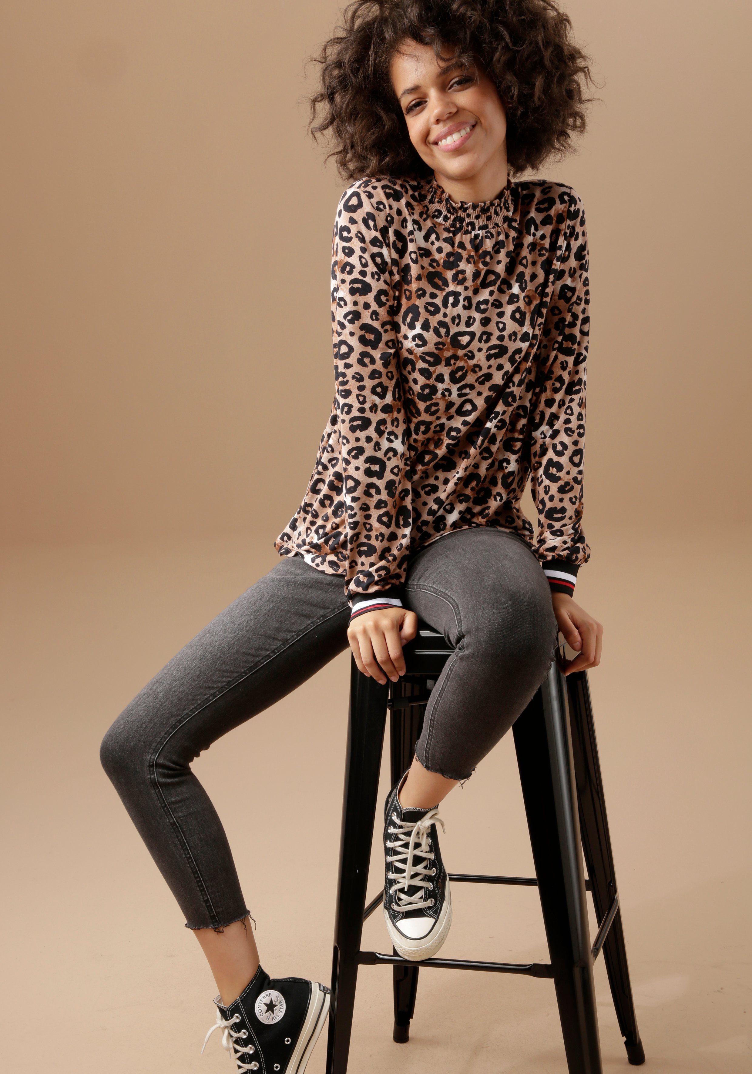 Aniston CASUAL Langarmshirt mit trendigem Animal-Print und gestreiften Bündchen