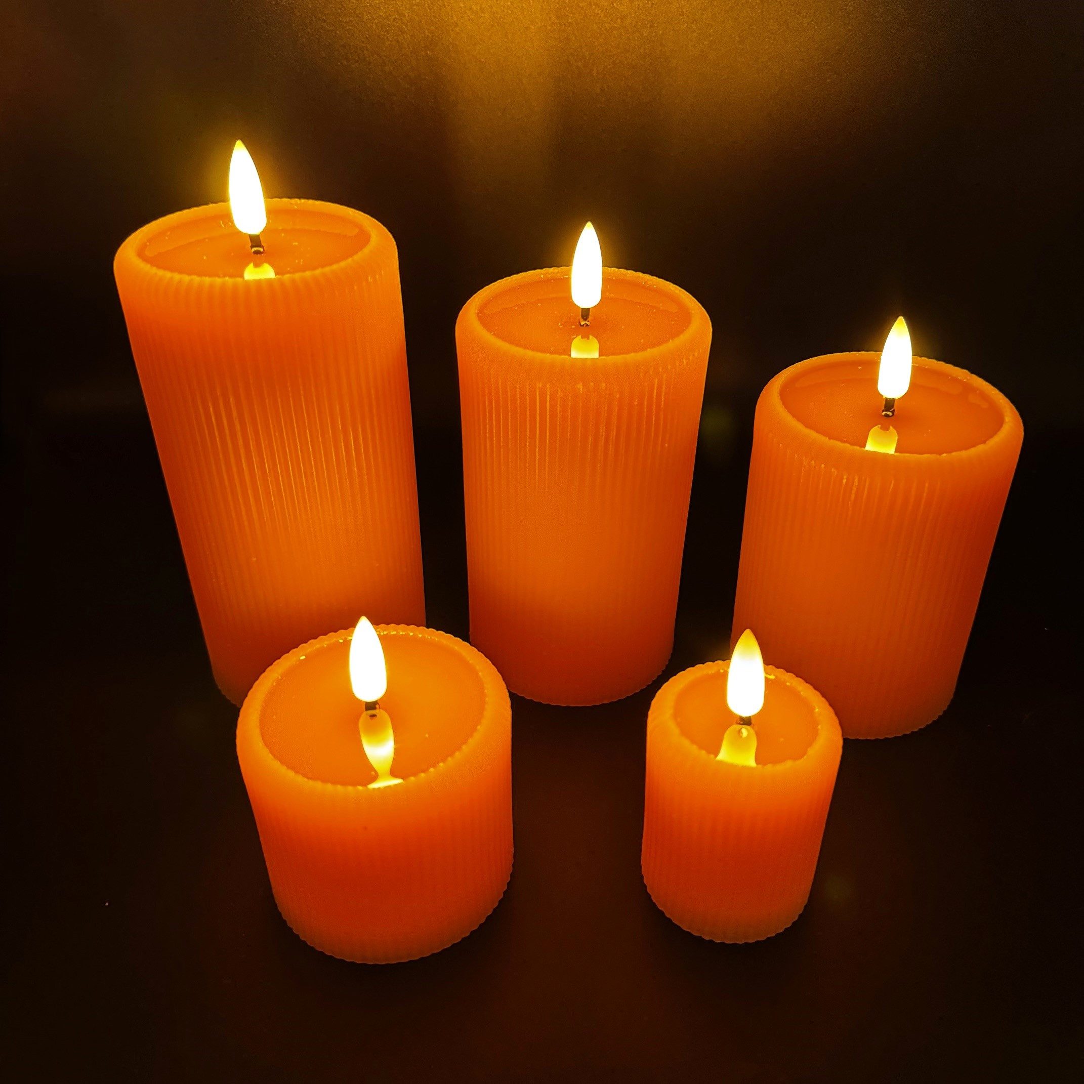 Online-Fuchs LED-Kerze 5er Set moderne LED-Kerzen in Rillenoptik mit 6-Stunden Timer (Touch-Funktion, Blau, Creme oder Grau), realistische Kerzenflamme mit Spiegeloptik im Wachs