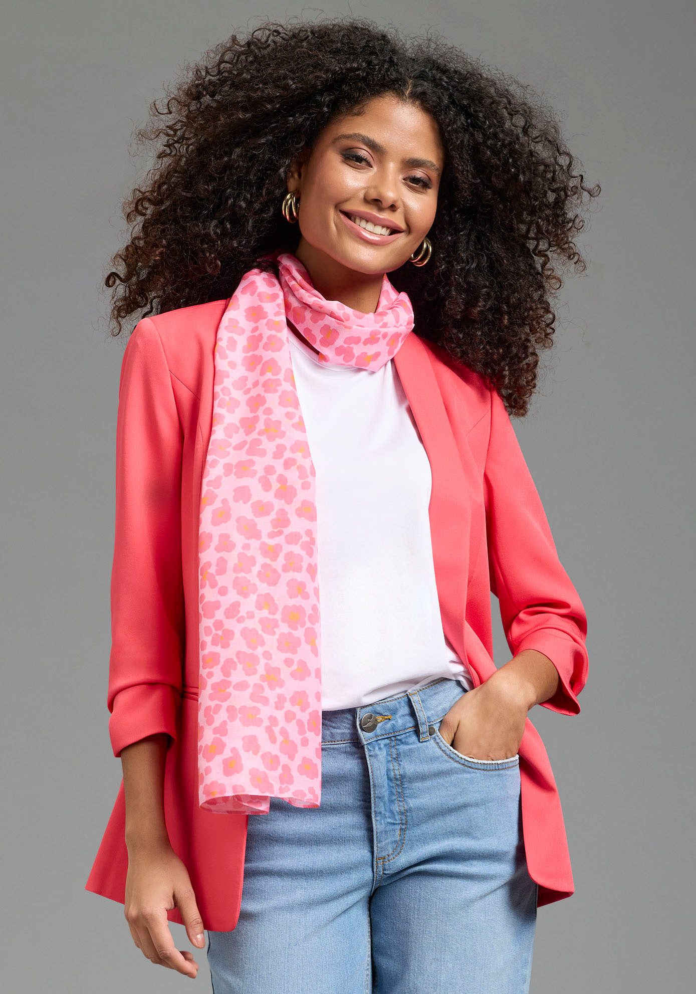 Laura Scott Modetuch, mit farbenfrohen Leoprint