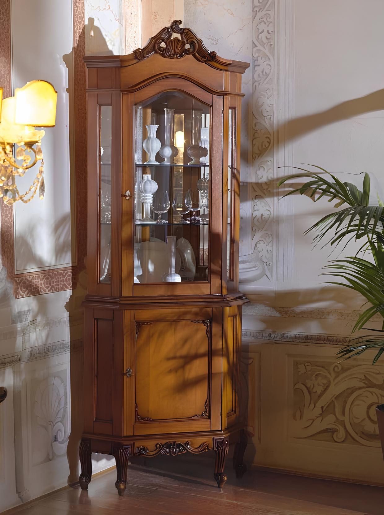 JVmoebel Eckvitrine Barocke Eckvitrine für das Wohnzimmer - Eleganter Vitrinenschrank Made in Europa