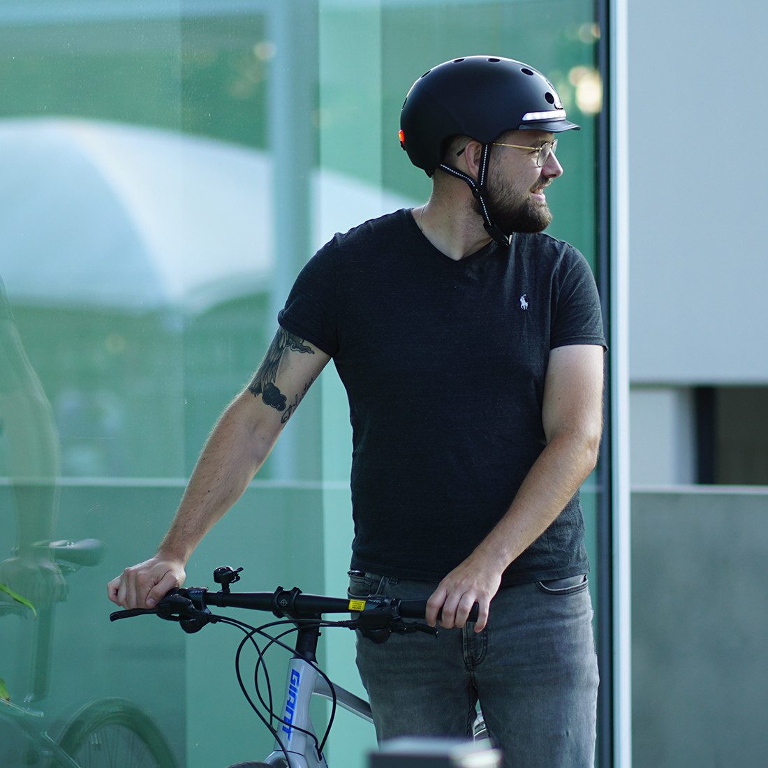 Melon Fahrradhelm E-Series Black Ice mit Vorder- und Rücklicht, super leicht, Magnetverschluss, größenverstellbar, mehr als 50 Designs