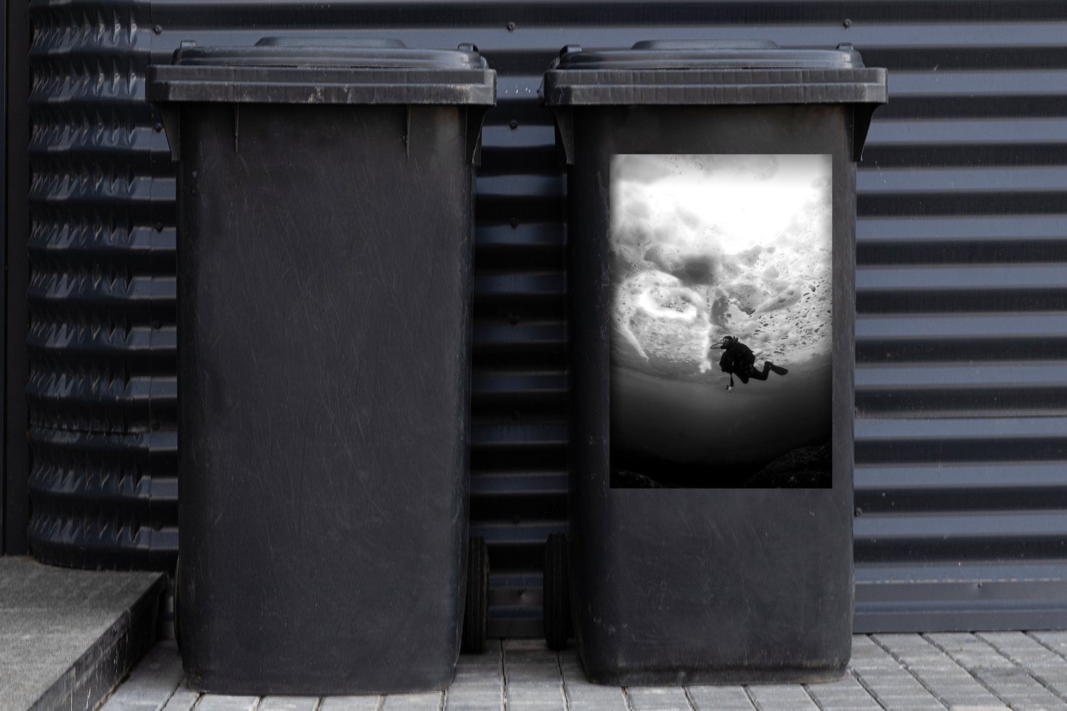 schwarz Abfalbehälter Ein der (1 - Meeresoberfläche unter Mülleimer-aufkleber, Container, Sticker, eisigen Wandsticker Taucher St), MuchoWow Mülltonne, Hokkaido in