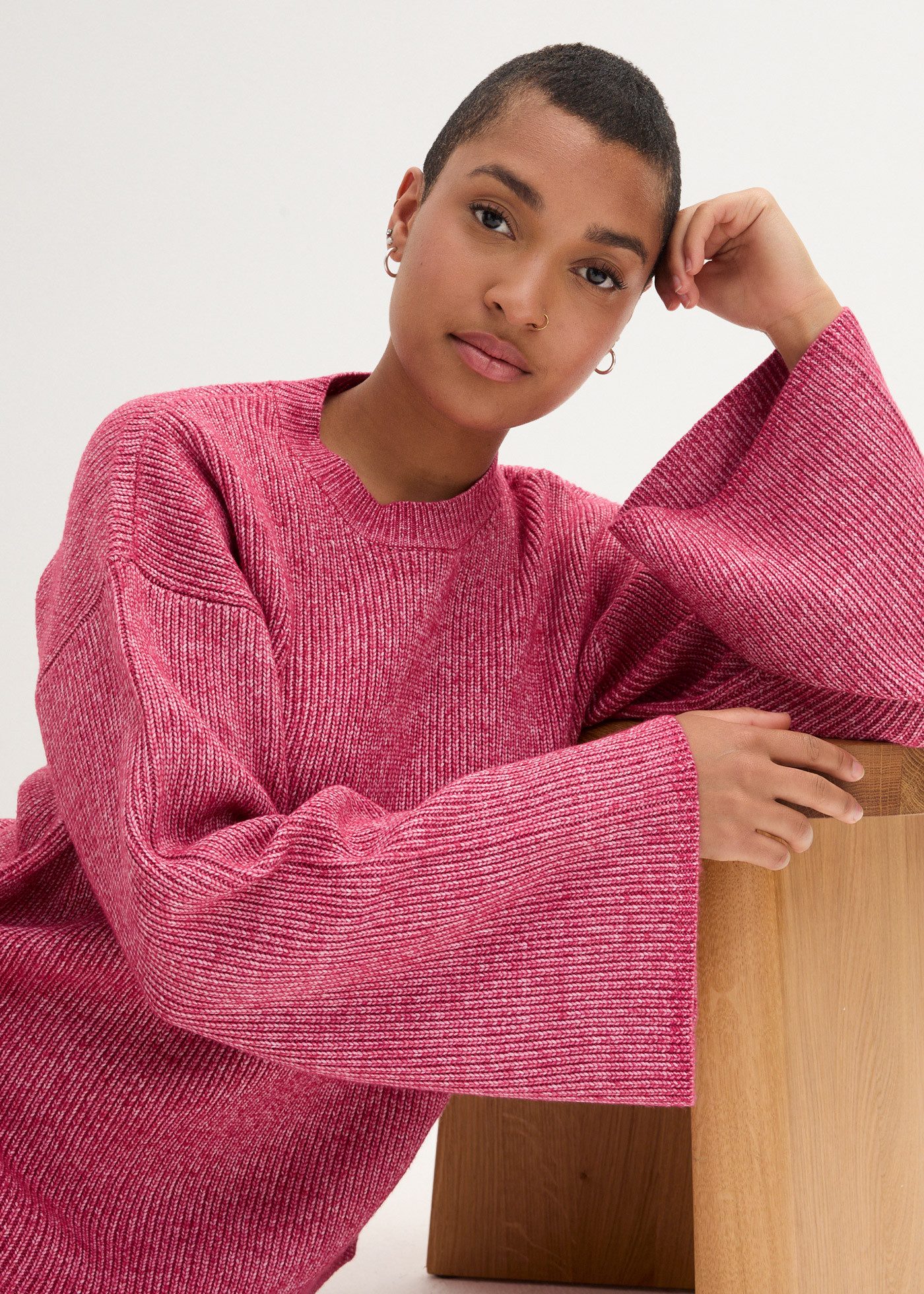 bonprix Strickpullover mit weiten Trompetenärmeln, Oversized-Passform, feiner Rippstrick