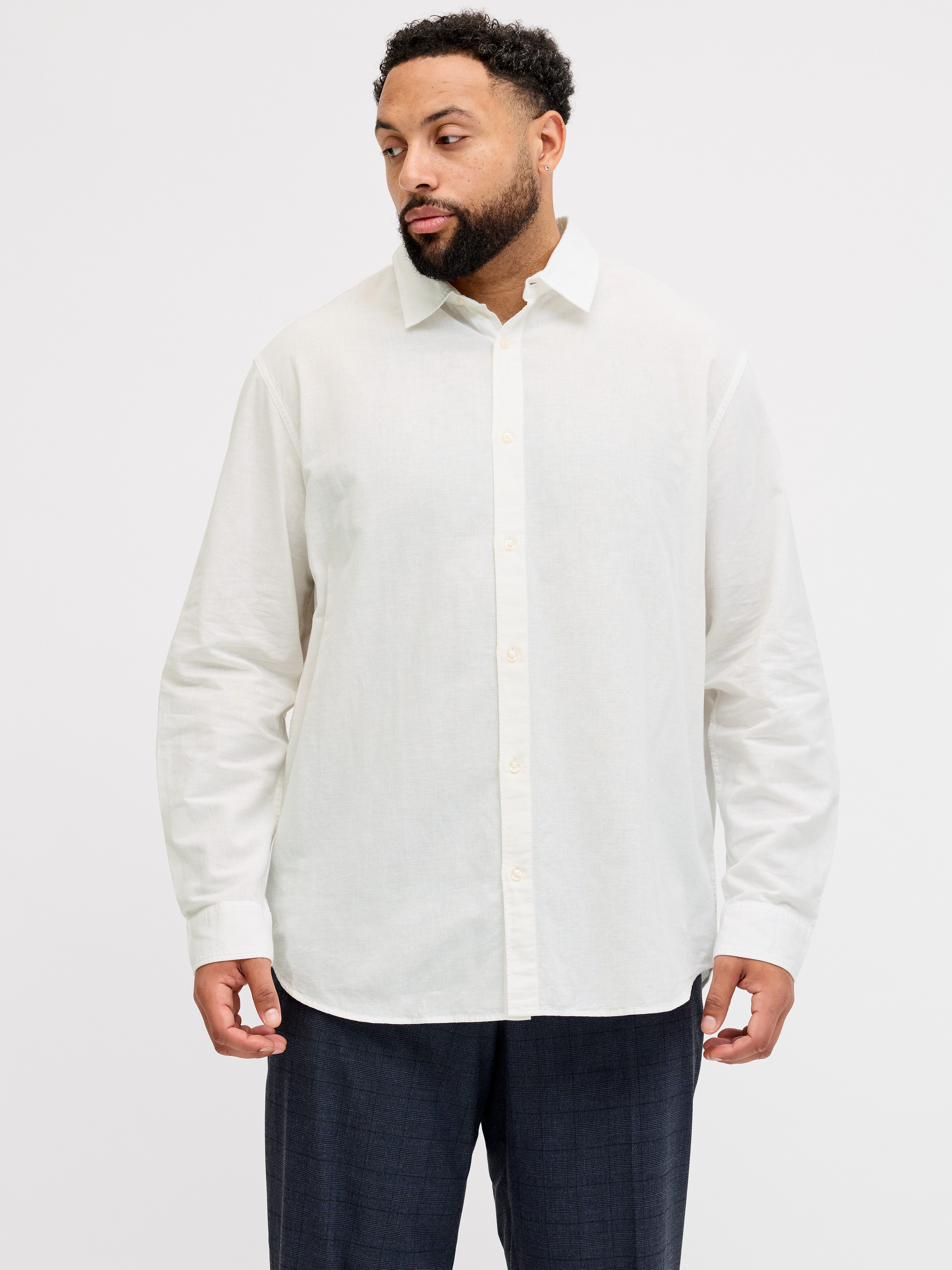 Jack & Jones PlusSize Langarmhemd JJEBREEZE LINEN BLEND SHIRT L/S SN PLS mit auffälliger Knopfleiste