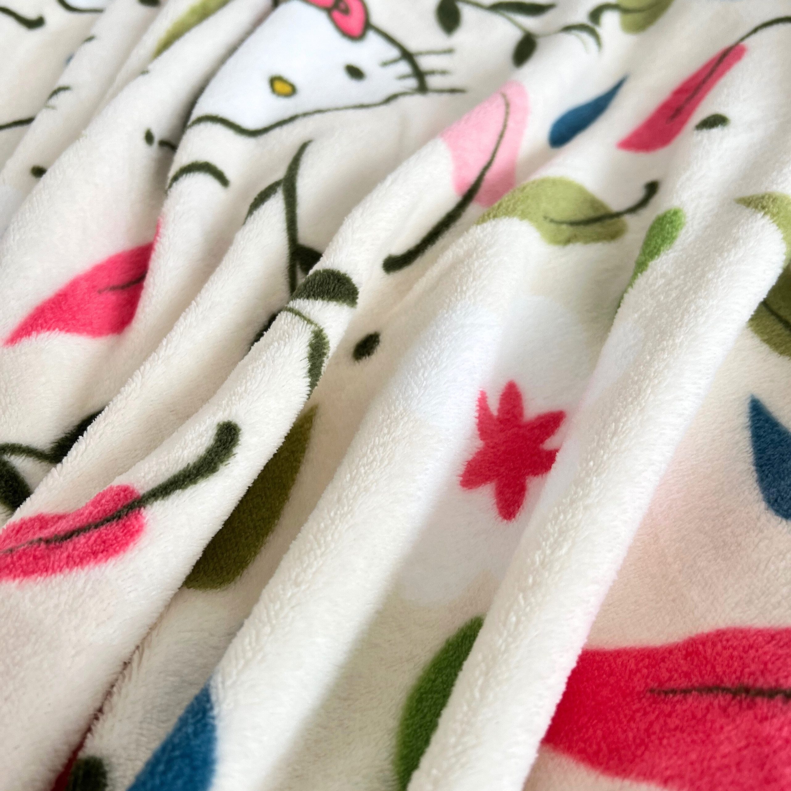Kinderdecke Hello Kitty Blütenzauber 130 x 170 cm passend zur Bettwäsche, MTOnlinehandel, Geschenkidee für Mädchen, weich und kuschelig – Bild 5 von 5