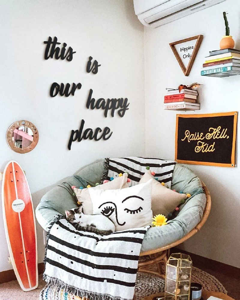 Hoagard Metall Wanddekoobjekt 'This is our happy place' Schriftzug Wandbild aus schwarzem Metall, Wanddekoration Innendekoration Wohnkultur Wandkunst Wohnzimmer Spruch