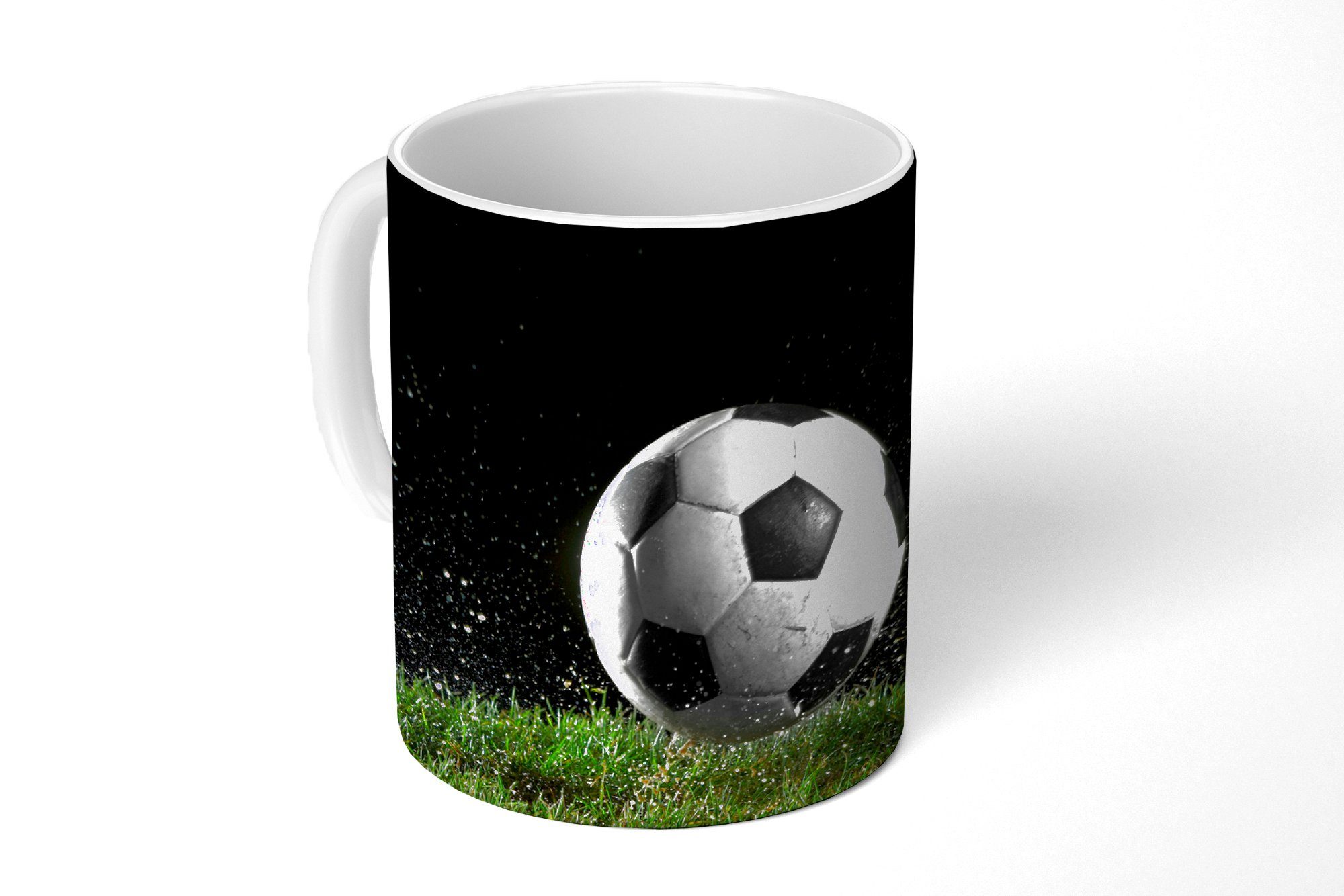 MuchoWow Tasse Fußball auf der Wiese, 1-tlg., Keramik, Kaffeetassen, Teetasse, Becher, Kaffeebecher, Geschenk