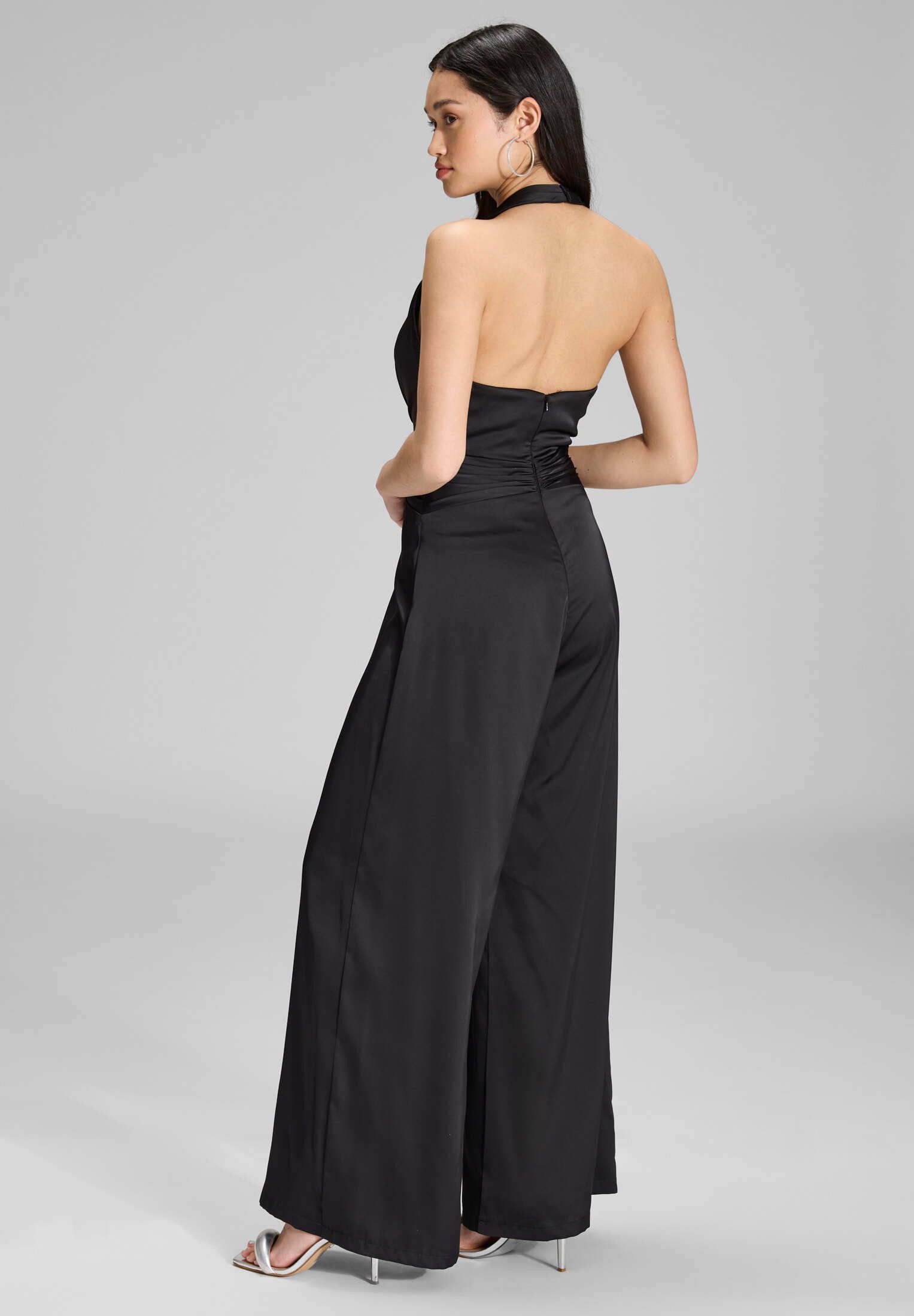Hey Kyla Jumpsuit - Neckholder Jumpsuit aus Satin Oberteil in figurbetonter Passform