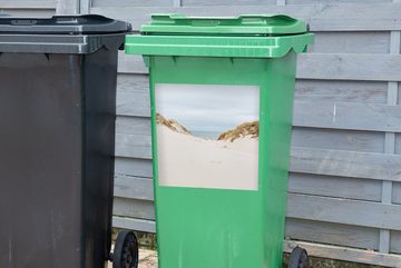 MuchoWow Wandsticker Sanddünen mit dem Meer im Hintergrund (1 St), Mülleimer-aufkleber, Mülltonne, Sticker, Container, Abfalbehälter