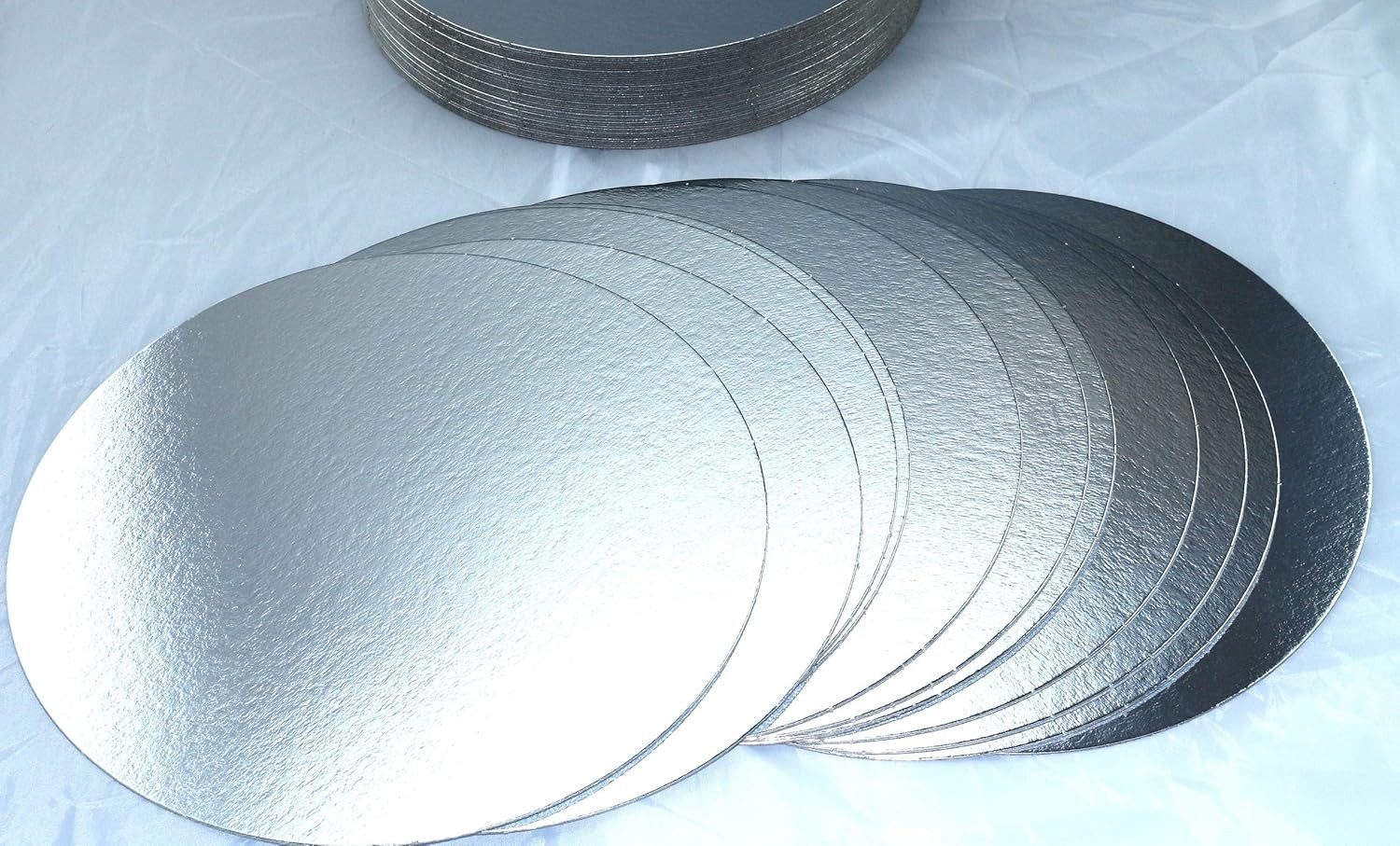 LYSCO Tortenplatte Tortenunterlagen Tortenscheiben, Pappe rund Metallfarben, Tortenunterlagen aus 100 % Frischfaserkarton, (auch geeignet für Kuchen, Deserts, Teilchen uvm, 5-tlg., in unterschiedlichen Farben erhältlich), Tortenplatten eineitig mit Folie