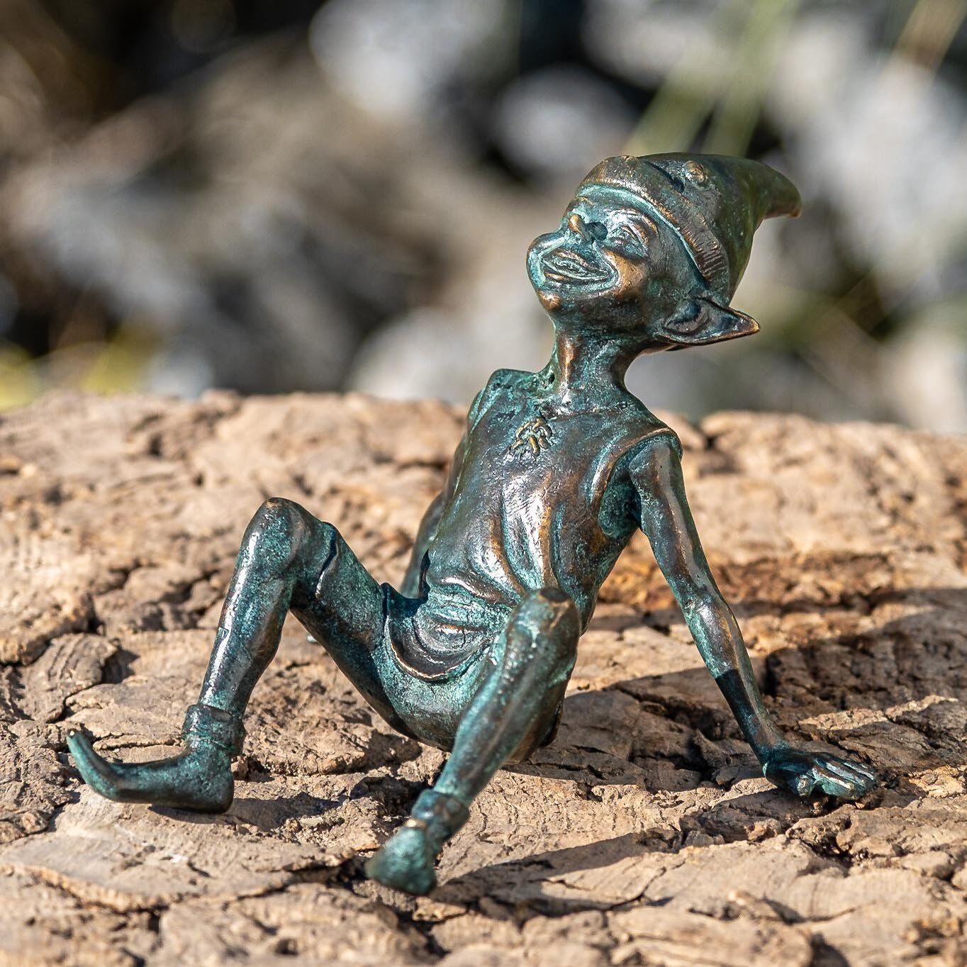 in gegen von witterungsbeständig in und sehr sitzend, Die IDYL Frost, Dekofigur IDYL Bronze Elf werden Wachsausschmelzverfahren Regen Bronze – UV-Strahlung. – Hand Langlebig robust und – Bronze-Skulptur patiniert. Modelle gegossen