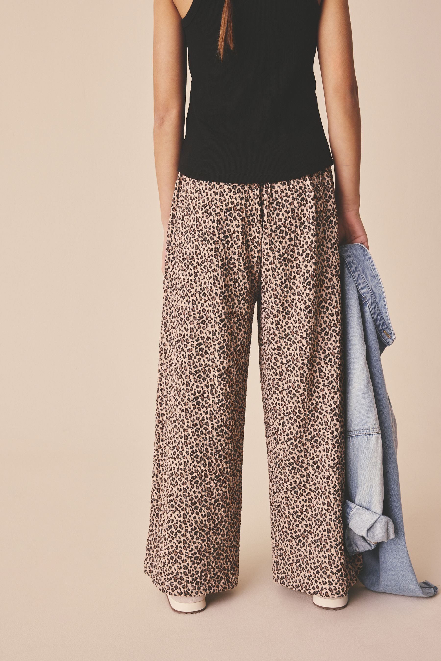 Next Palazzohose Hose mit weitem Bein in Knitteroptik (1-tlg) – Bild 2 von 5