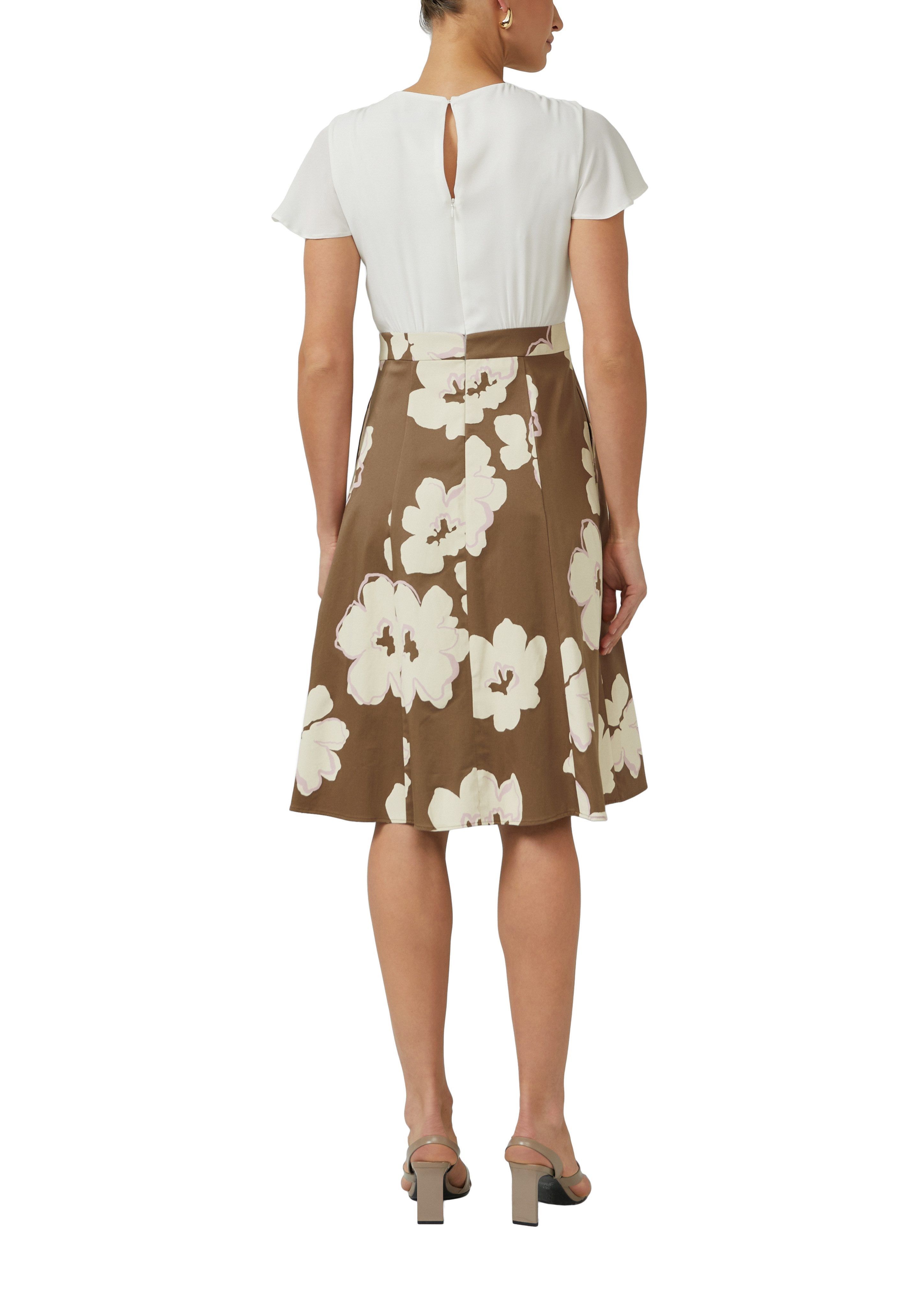 s.Oliver BLACK LABEL Etuikleid Tailliertes Etuikleid aus Baumwoll-Elasthan-Mix und geblümt