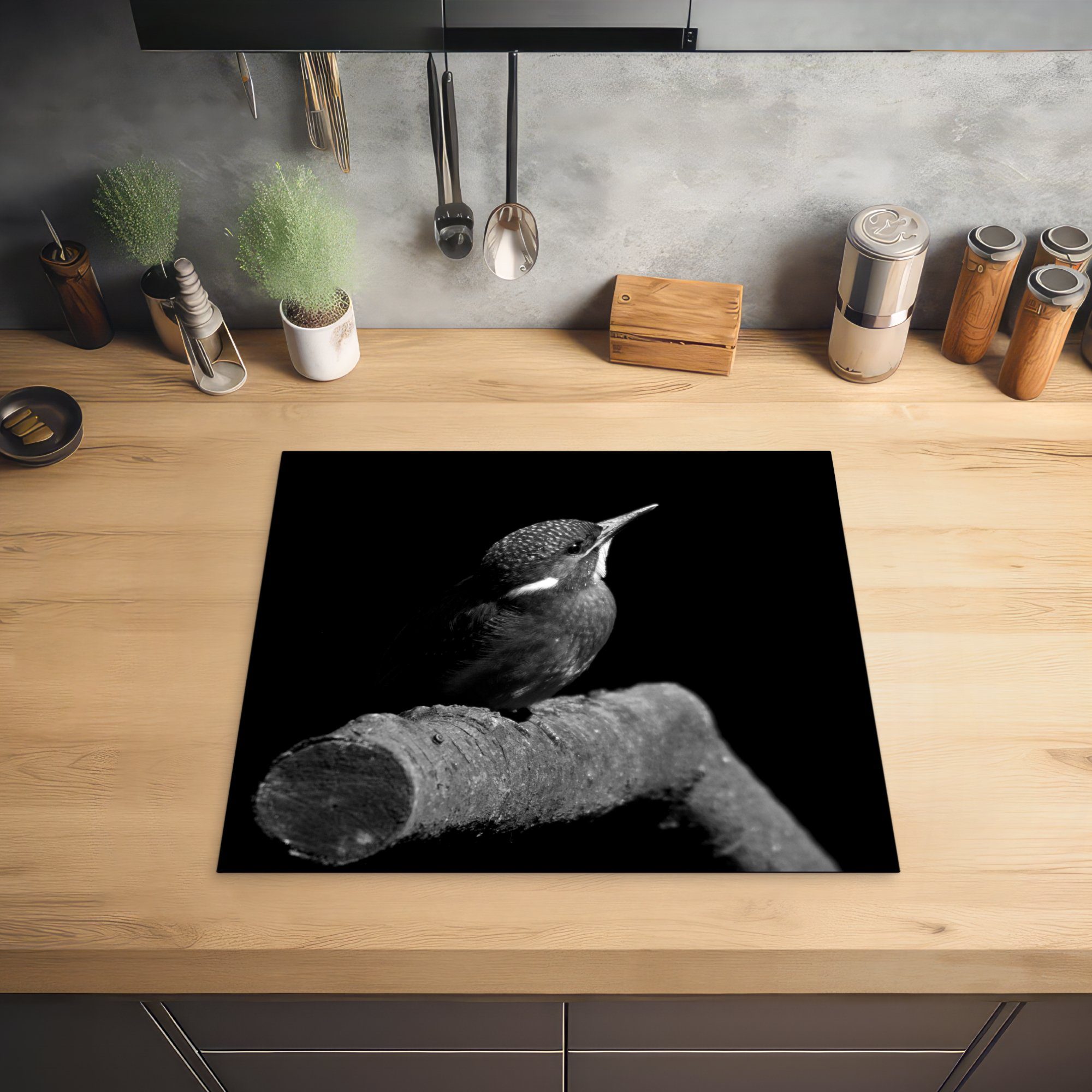 MuchoWow Herdblende-/Abdeckplatte Porträt Hintergrund und tlg), Vinyl, schwarzem Mobile Eisvogels Arbeitsfläche auf (1 cm, eines schwarz nutzbar, - Ceranfeldabdeckung 60x52 weiß