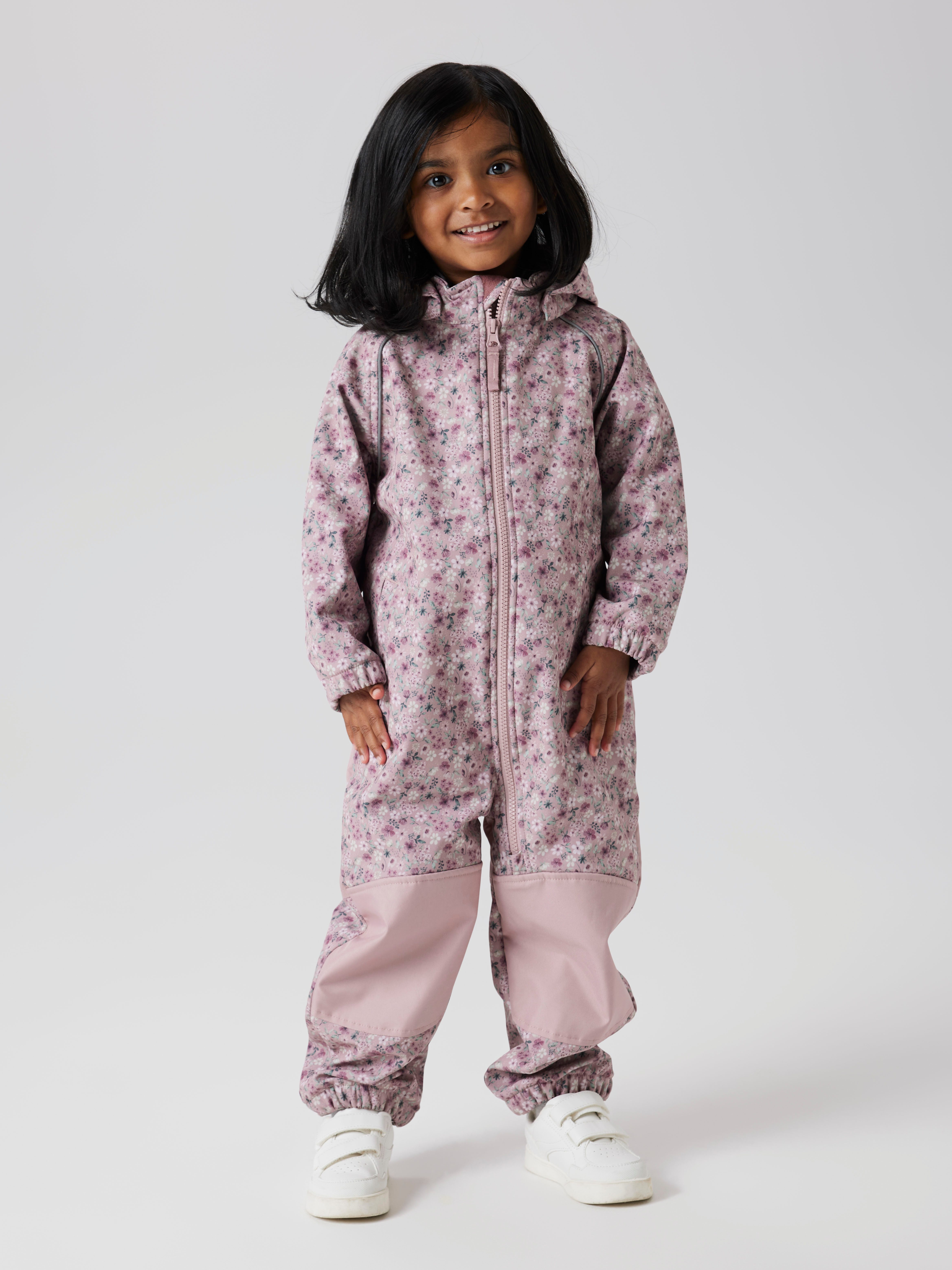 Name It Softshelloverall NMFALFA08 SOFTSHELL SUIT AOP 1FO NOOS mit verstellbarer und abnehmbarer Fußschlaufe