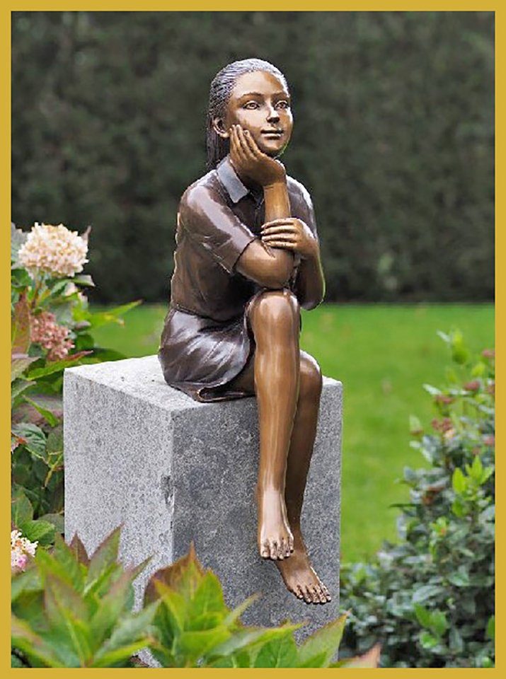 IDYL Gartenfigur IDYL Bronze-Skulptur Nachdenkendes Mädchen, Bronze – sehr robust – Langlebig – witterungsbeständig gegen Frost, Regen und UV-Strahlung. Die Modelle werden in Wachsausschmelzverfahren in Bronze gegossen und von Hand patiniert.