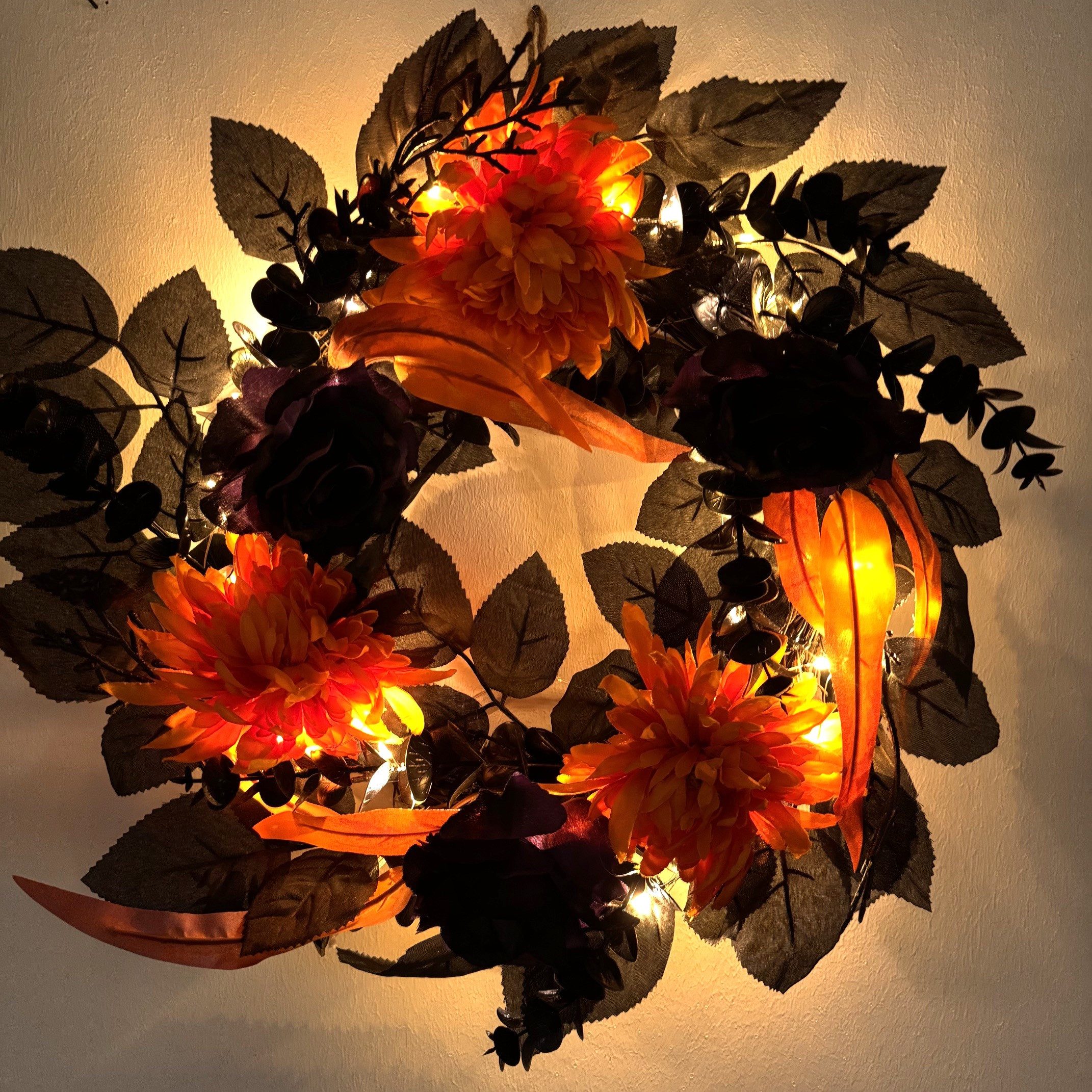 Online-Fuchs Dekokranz zum Aufhängen - Türkranz mit LED-Lichterkette und 6-Stunden Timer, aus schwarzen Rosen und orangen Chrysanthemen