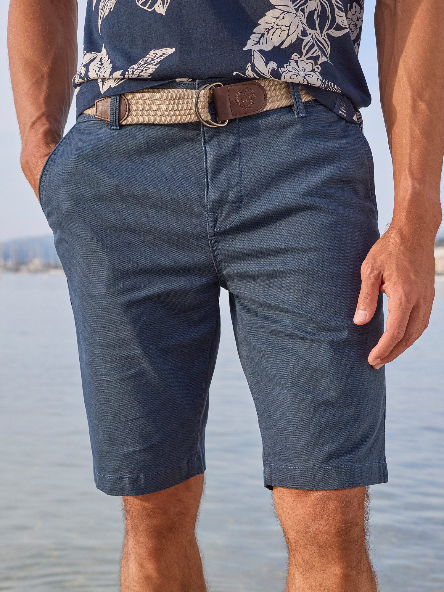 LERROS Chinoshorts Bequeme Chino-Bermuda mit Gürtel und Minimalprint Leichte Sommershorts aus 98% Baumwolle und 2% Elasthan, mit 4 Taschen