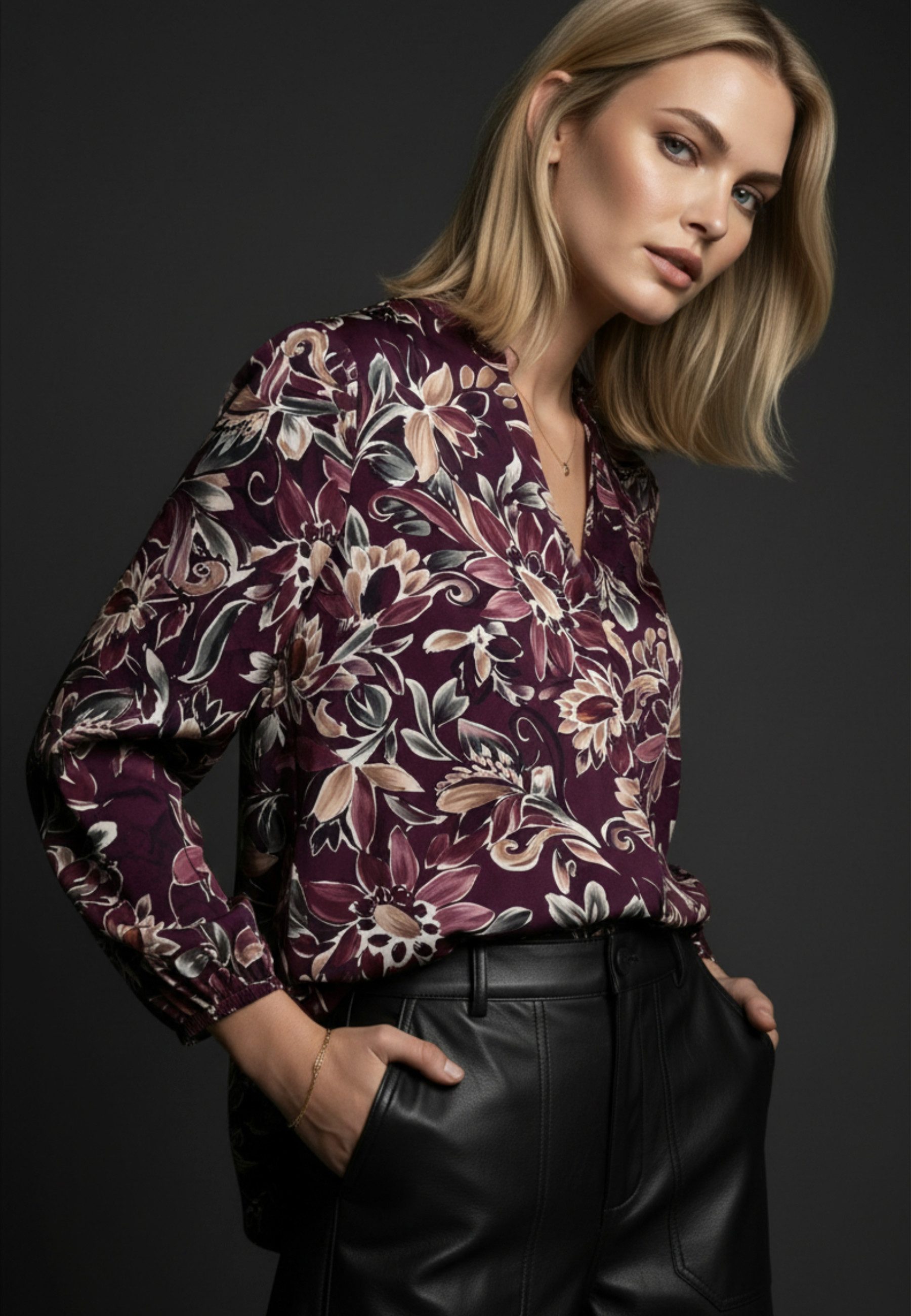 Andijamo-Fashion Schlupfbluse SOFT BLOOM Print aus zarten Blüten, feminine Silhouette mit V-Ausschnitt