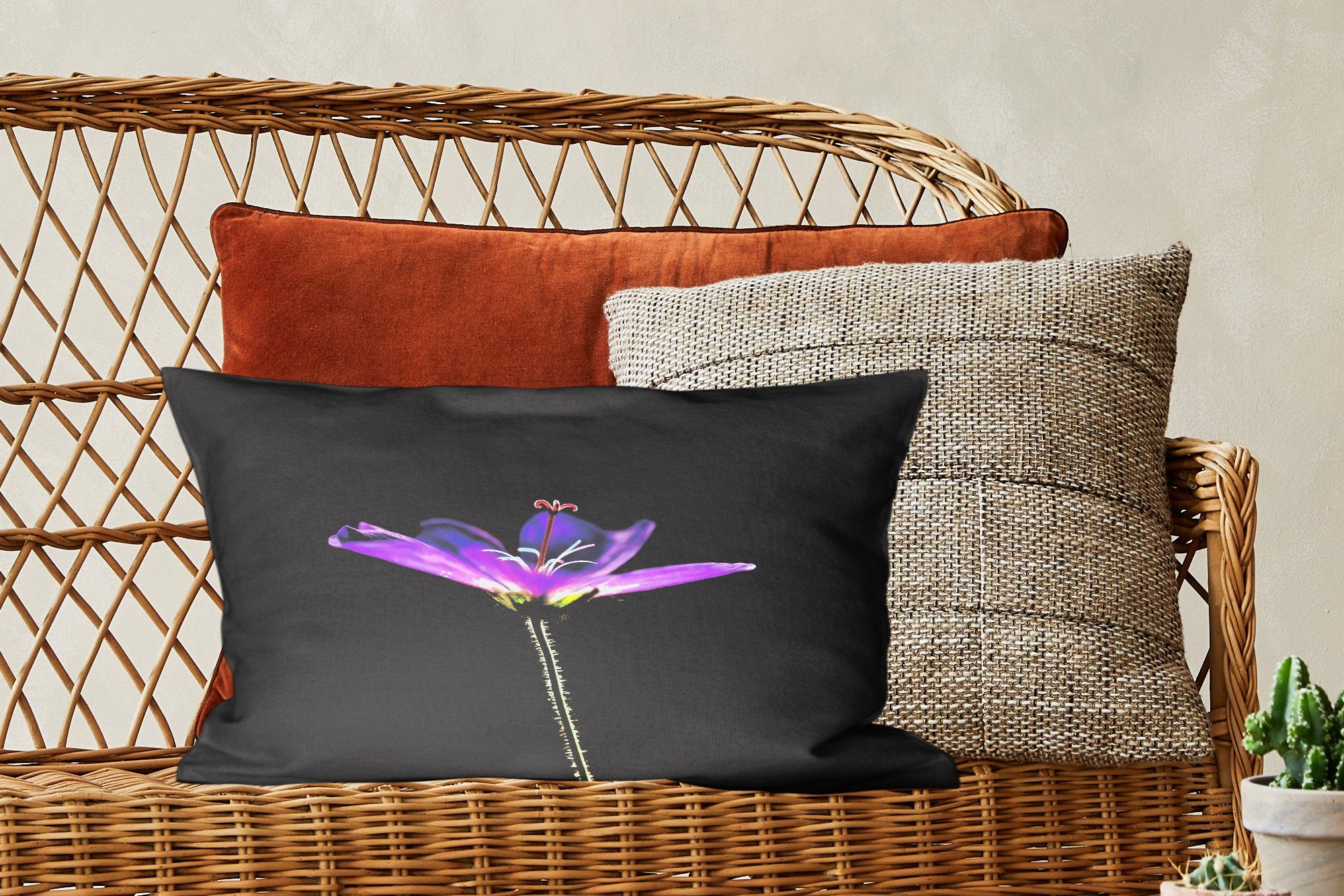 Eine lila Geranie auf Dekokissen schwarzem Dekokissen MuchoWow Zierkissen, Wohzimmer mit Schlafzimmer Dekoration, Füllung, Hintergrund,