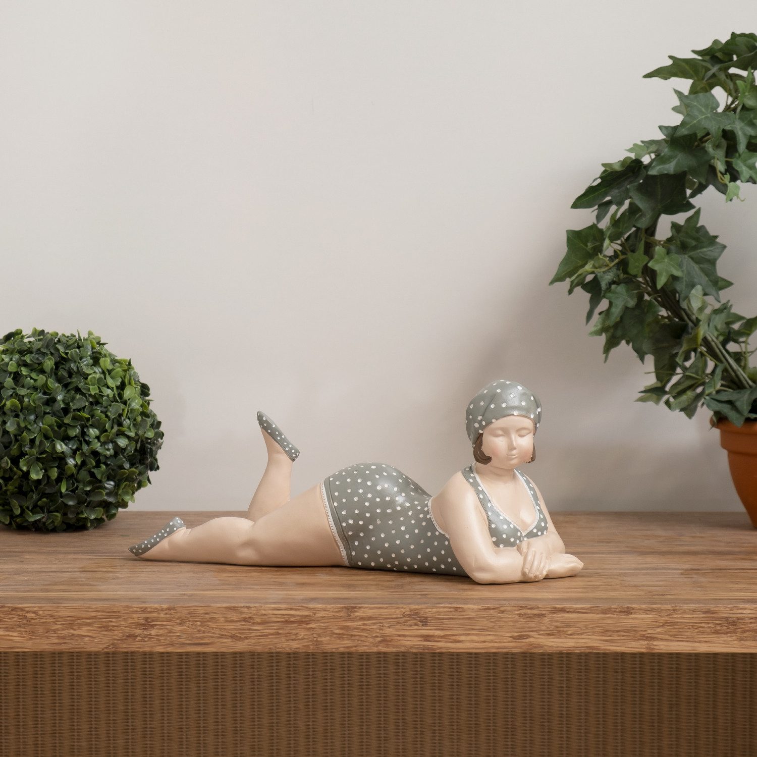 Moritz Dekofigur Deko-Figur mollige Badenixe im Badeanzug liegend Maritime günstig online kaufen