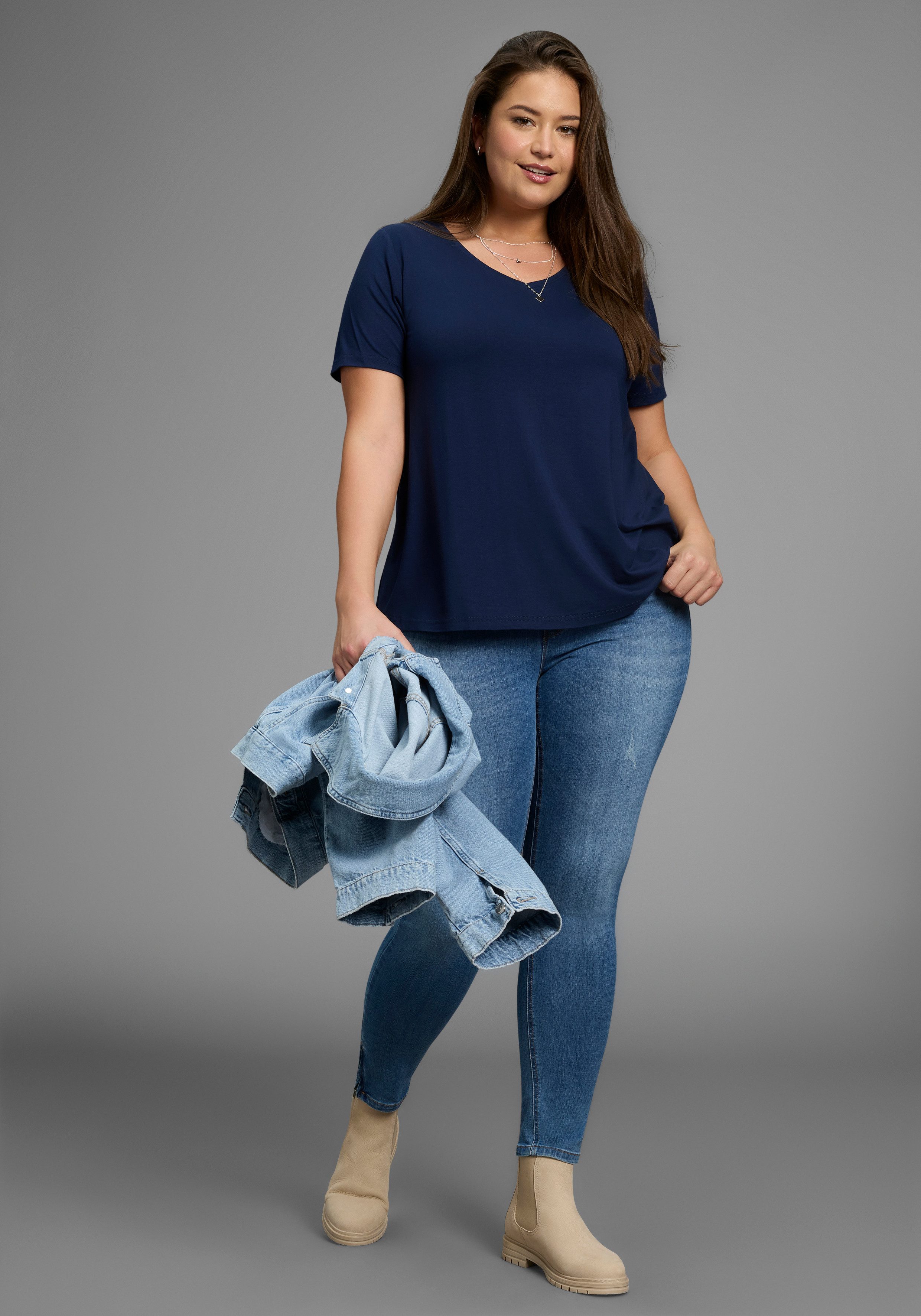 Laura Scott CURVE T-Shirt Große Größen mit V-Ausschnitt aus fließender Viskose – Bild 4 von 5