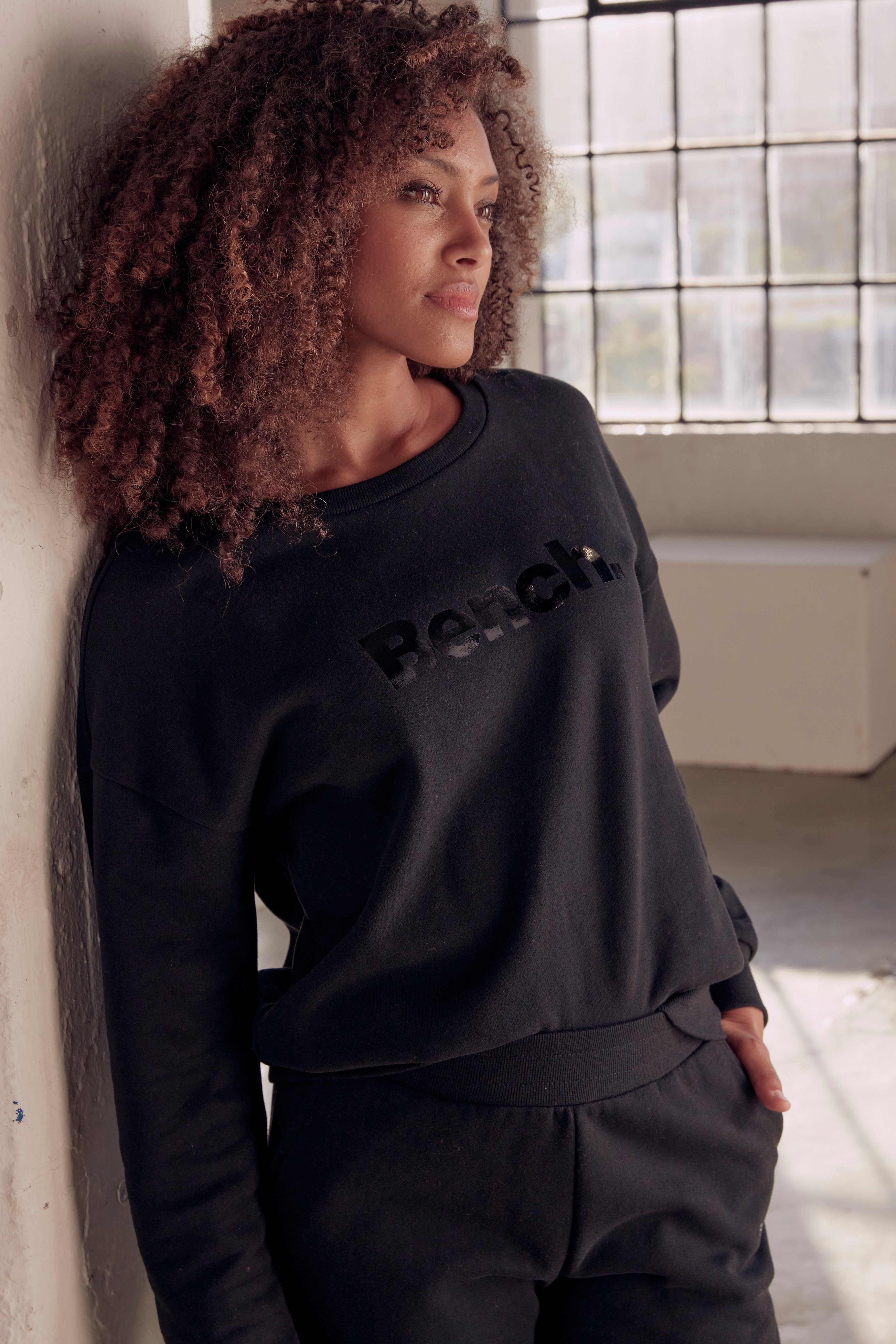 Bench. Loungewear Sweatshirt -Loungeshirt mit glänzendem Logodruck, Loungewear, Loungeanzug schwarz