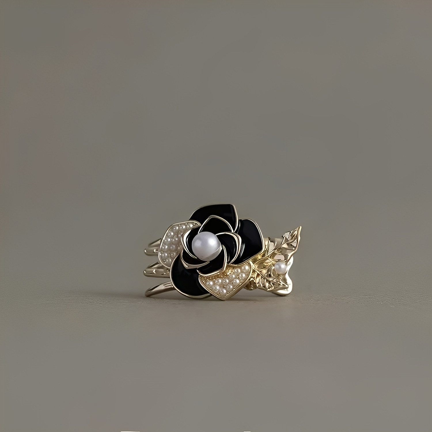 The Beauty House Haarspange Elegante Haarklammer mit schwarzer Blume und Perlen, stilvolles Haaraccessoire für Hochzeit Party Alltag