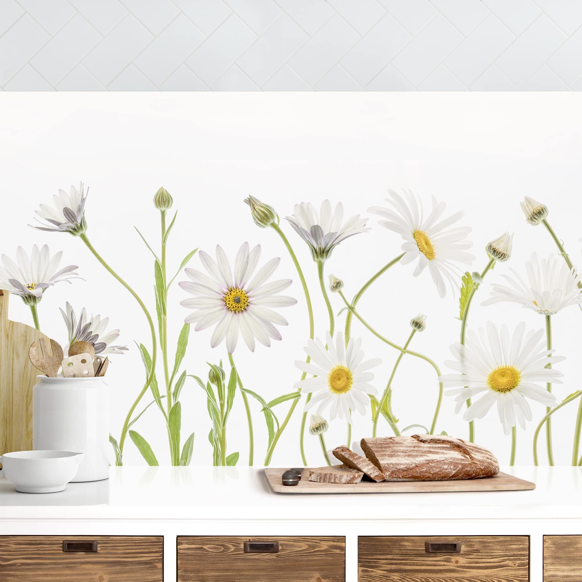 Bilderdepot24 Küchenrückwand weiß dekor Blumen Landhaus Leichter Gänseblümchen Mix I, (1-tlg., Nischenrückwand - für Fliesenspiegel ohne Bohren - matt), Spritzschutz Rückwand Küche Herd - Folie selbstklebend versch. Größen