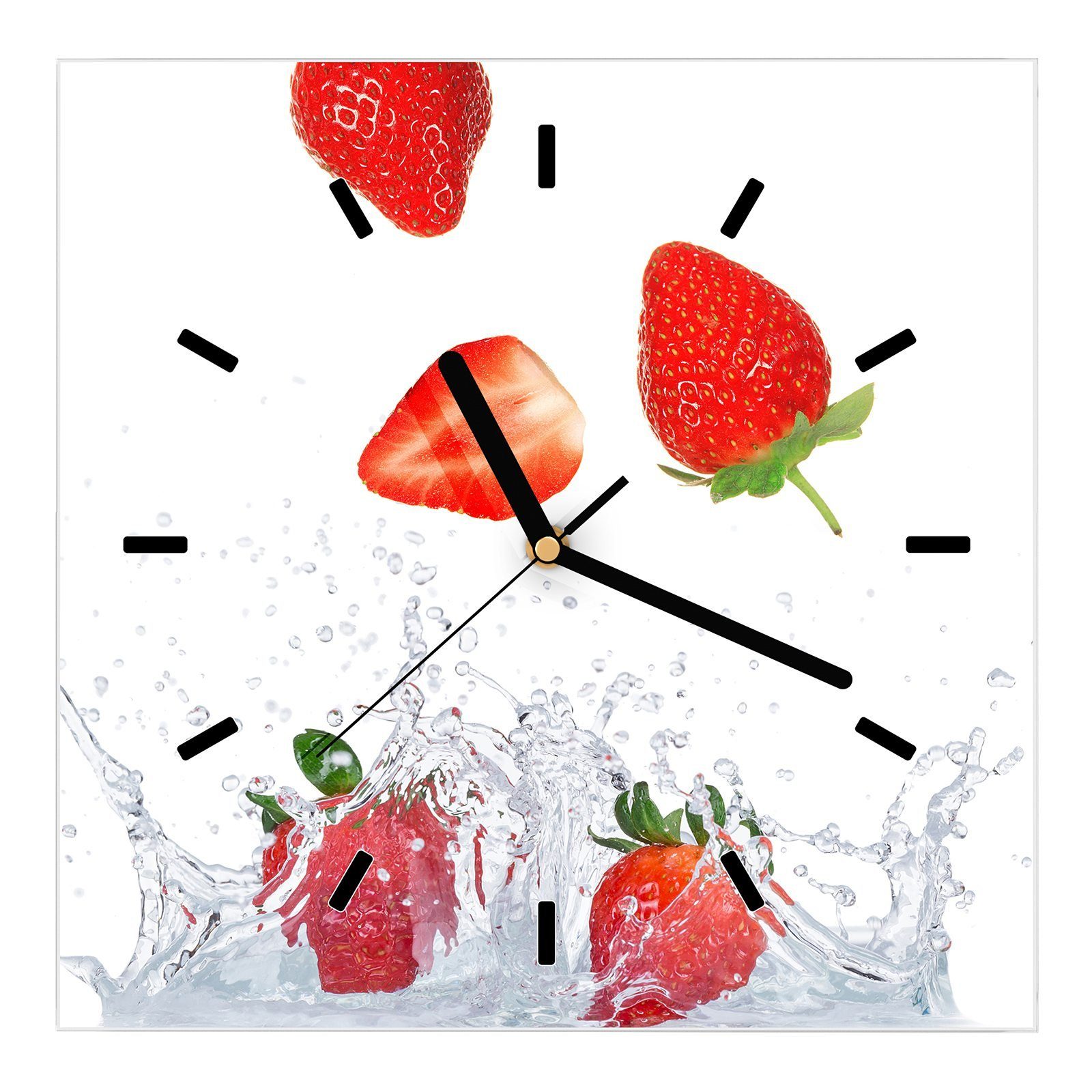Primedeco Wanduhr Glasuhr Wanduhr Wandkunst Größe 30 x 30 cm mit Motiv Erdbeeren in Milch fliegend