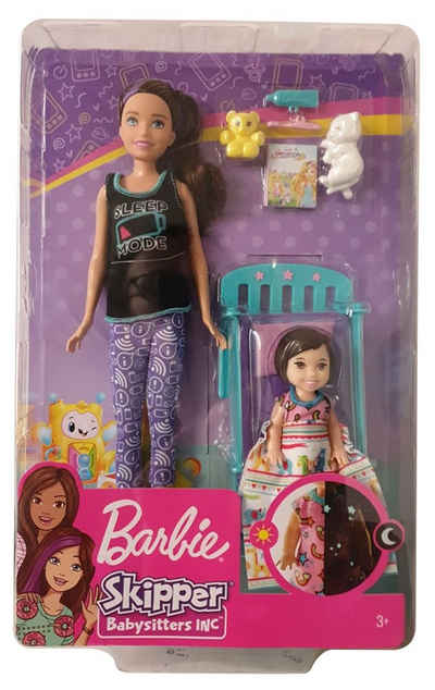 Barbie Anziehpuppe GHV88 Skipper Babysitters Schlafenszeit Spielset (8-tlg), Die Sterne auf dem Schlafanzug der Kleinkind-Puppe leuchten im dunkeln