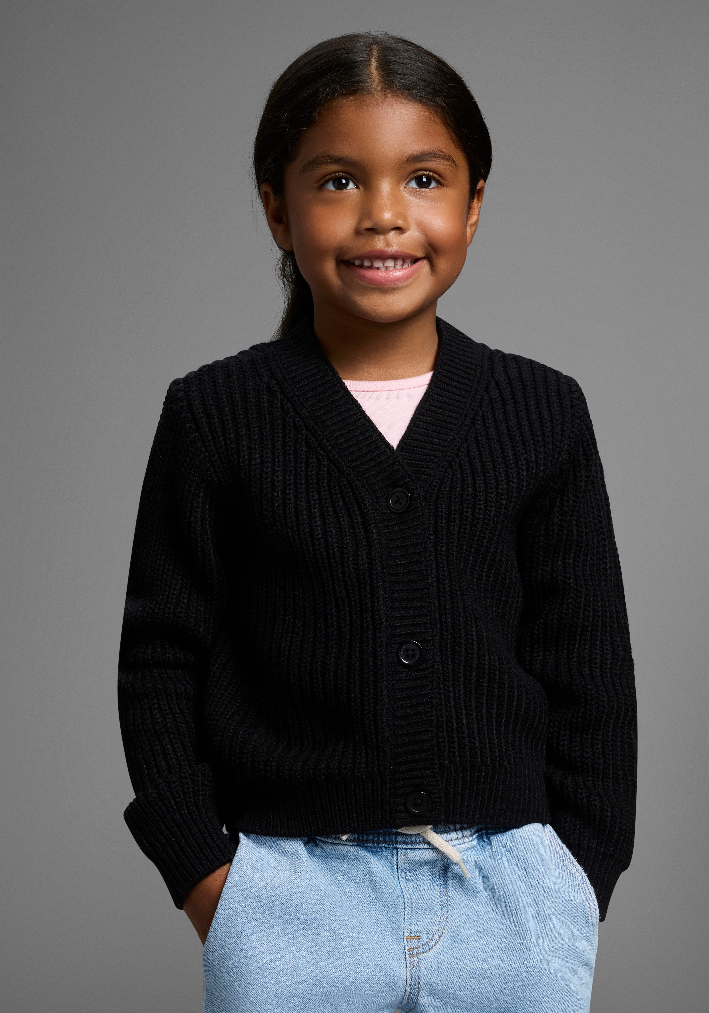 KIDSWORLD Strickjacke Strickjacke Basic-Style Strickjacke, toll zu allem zu kombinieren
