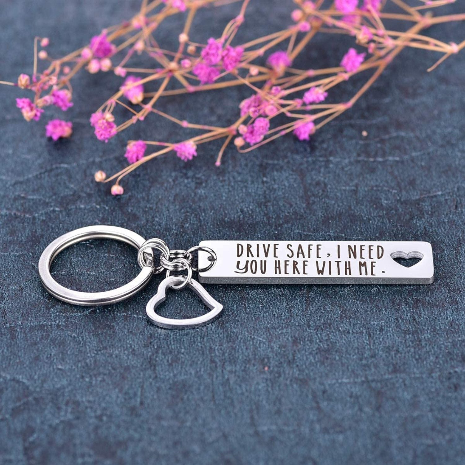 Geschenkehöhle Schlüsselanhänger mit Gravur Drive safe, I need you here with me - Glücksbringer Fahr vorsichtig, mit Herz als Glücksbringer und Schutzengel für  – Bild 3 von 5