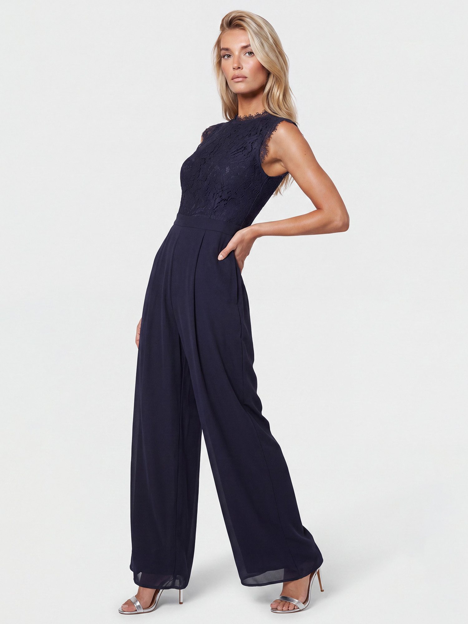 Apart Jumpsuit mit Spitzentop und weitem Bein – Bild 3 von 5