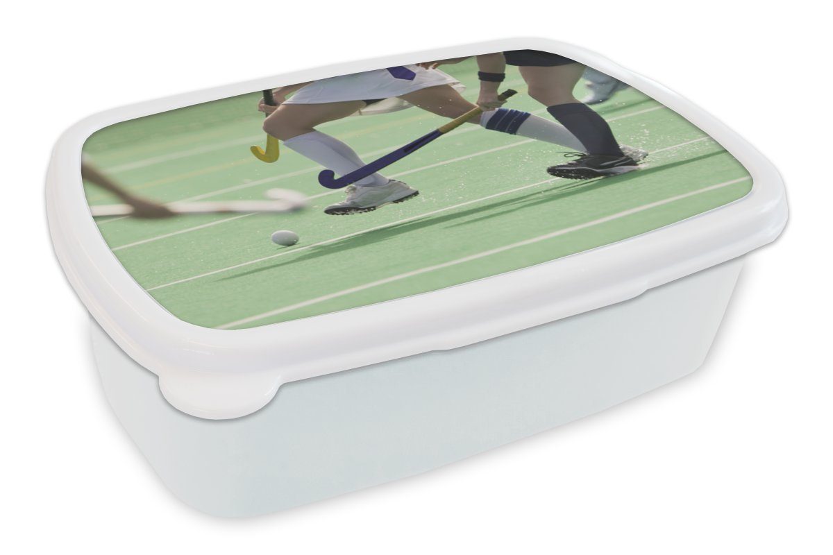 Mädchen Brotbox spielen MuchoWow auf Brotdose, Menschen für Jungs für Kinder und Erwachsene, Wiese, (2-tlg), grünen einer weiß Lunchbox Hockey und Kunststoff,