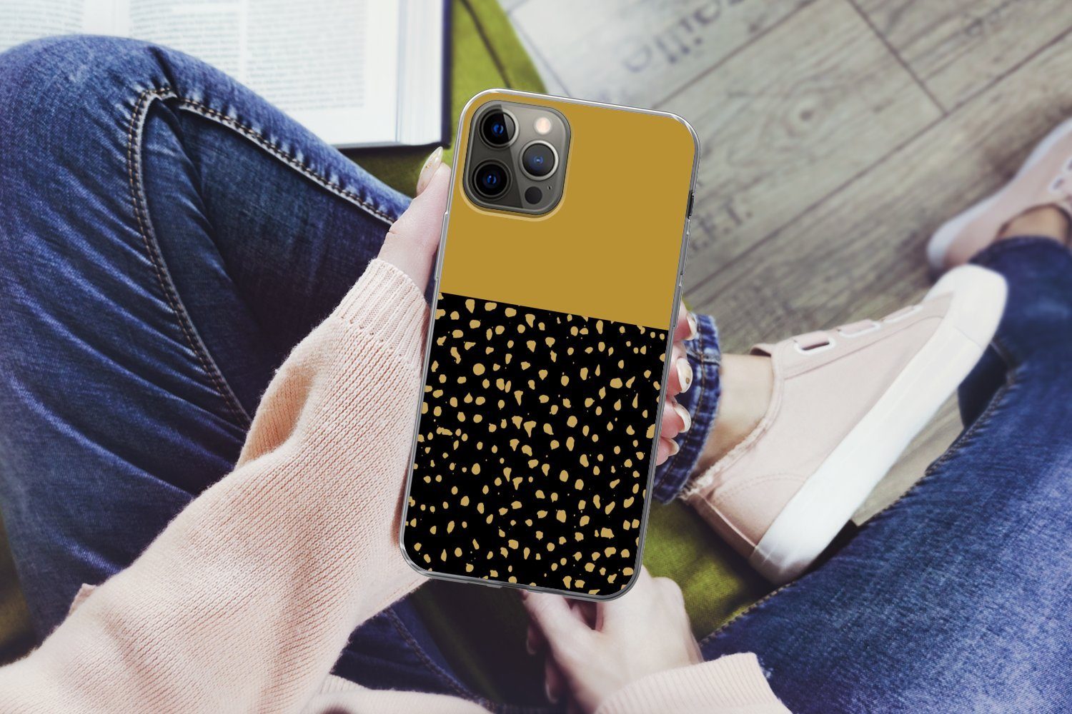 MuchoWow Handyhülle für Apple iPhone 13 Pro Polka dots - Ockergelb - Schwarz, Smartphone-Bumper, Print, Handy Schutzhülle Dünn