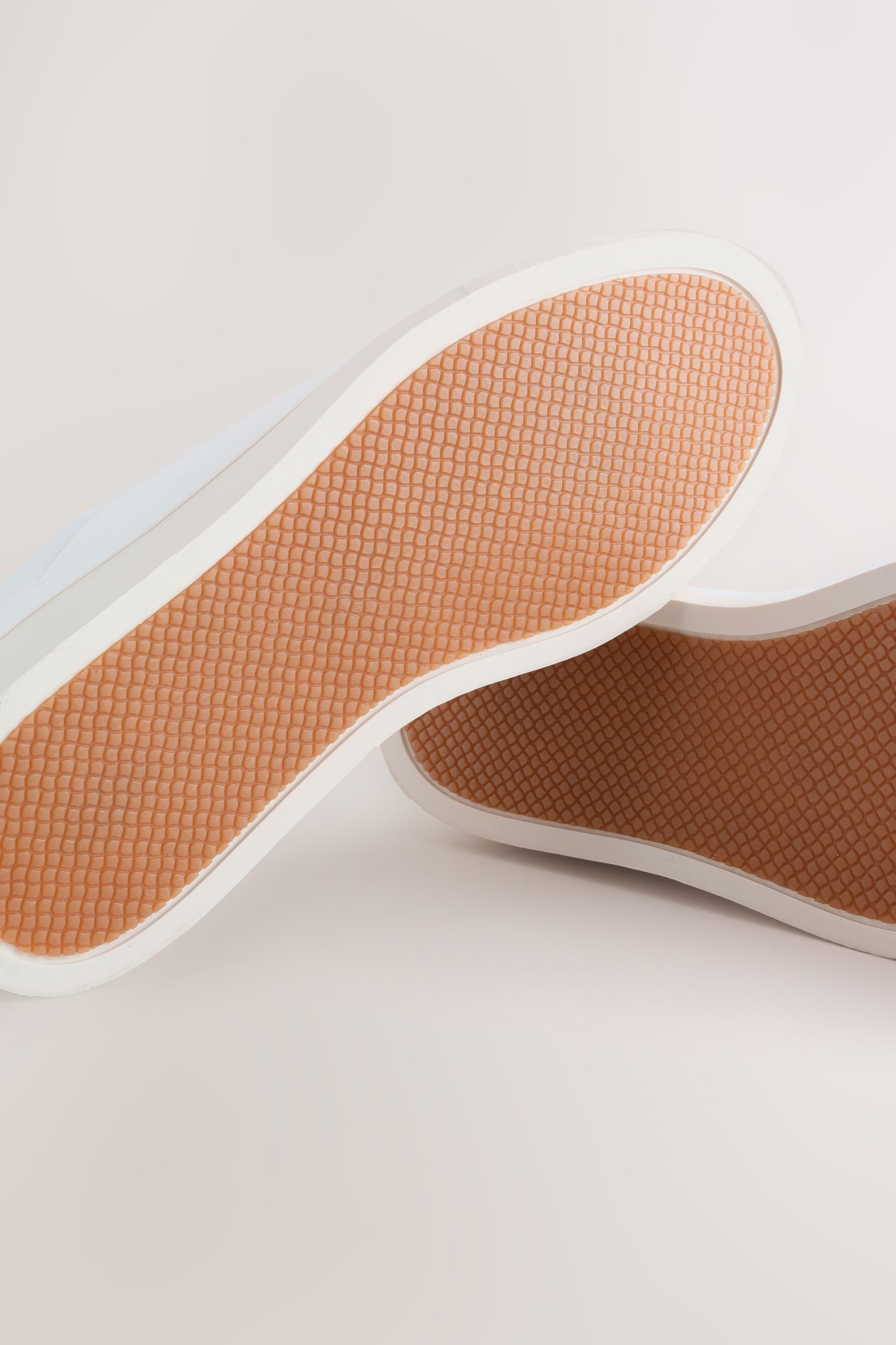 Next Lässig-elegante, längliche Sneaker, weite Passform Schnürschuh (1-tlg)