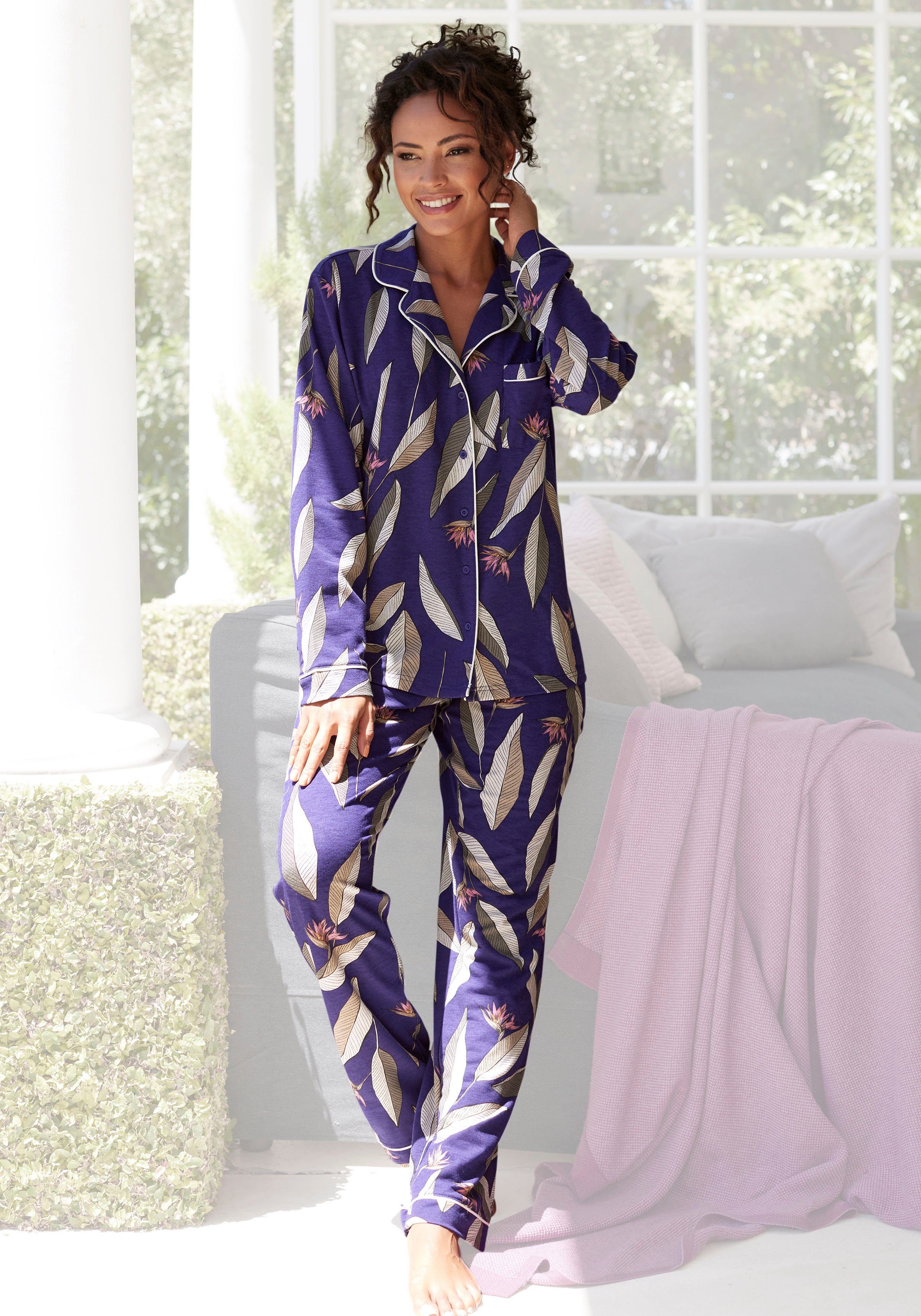 LASCANA Pyjama (2 tlg) im klassischen Schnitt dunkellila-gemustert